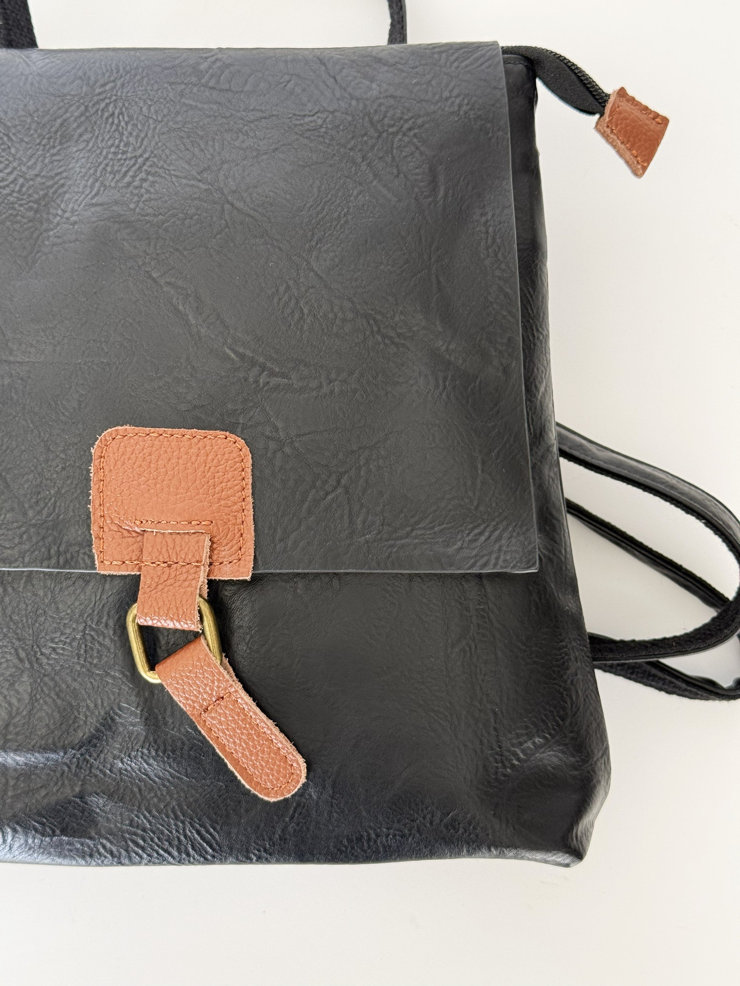 μπροστινό μέρος-τσάντα πλάτης-backpack-αύρο-καφέ-γυναικείο-κοριτσίστικο τσαντάκι πλάτης-με φερμουάρ και κουμπό-ασφαλές-για καθημερινή χρήση-πολύ ανθεκτική-δερμάτινη -τσάντα-βόλτα-ψώνια-ώμου-χιαστί-ταχυδρόμου-προσφορά-καλή τιμή- πολύ καλή ραφή-ανθεκτική στο βάρος

