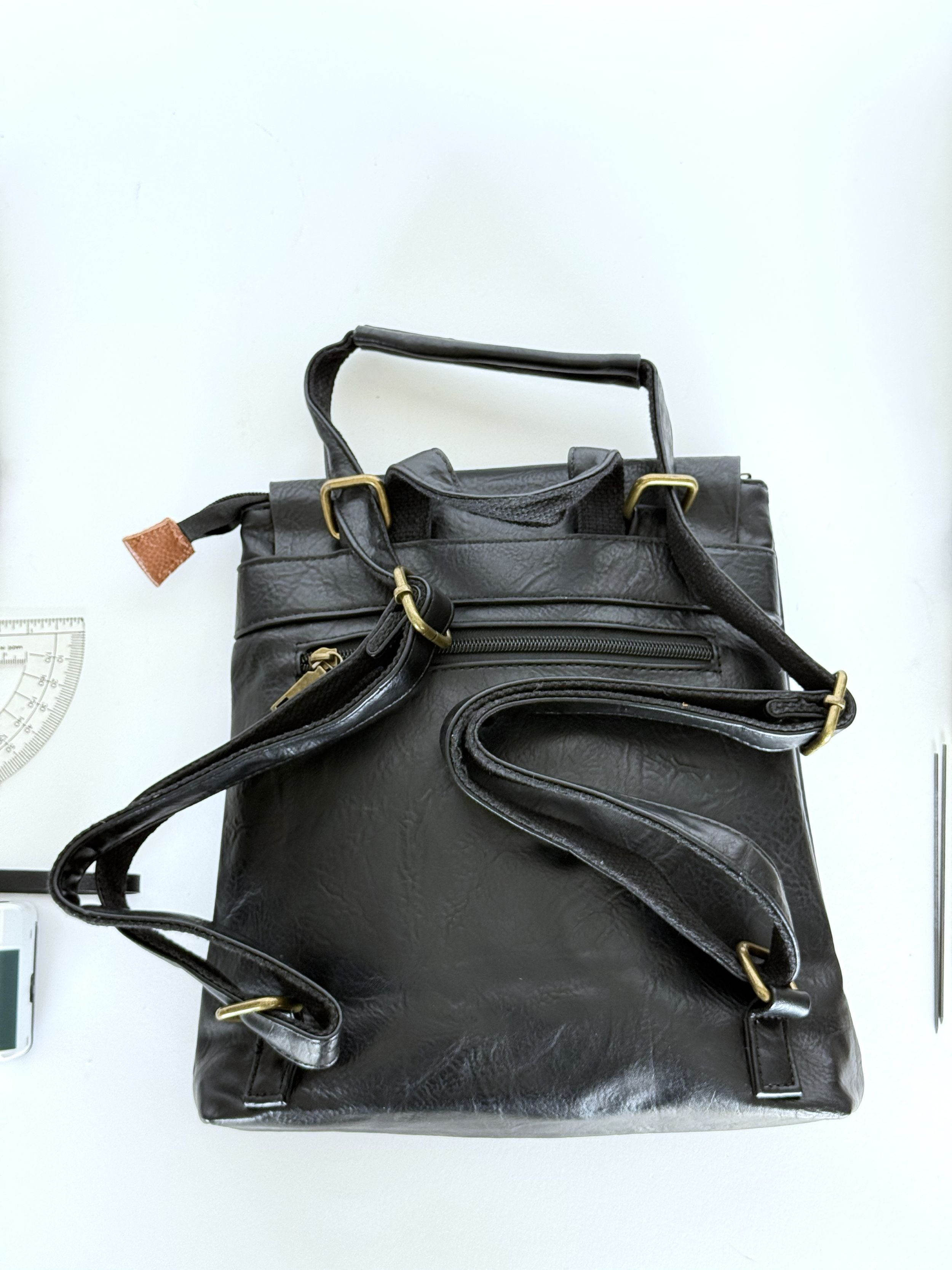 πίσω μέρος-τσάντα πλάτης-backpack-μαύρο-καφέ-γυναικείο-κοριτσίστικο τσαντάκι πλάτης-με φερμουάρ και κουμπό-ασφαλές-για καθημερινή χρήση-πολύ ανθεκτική-δερμάτινη -τσάντα-βόλτα-ψώνια-ώμου-χιαστί-ταχυδρόμου-προσφορά-καλή τιμή- πολύ καλή ραφή-ανθεκτική στο βάρος
