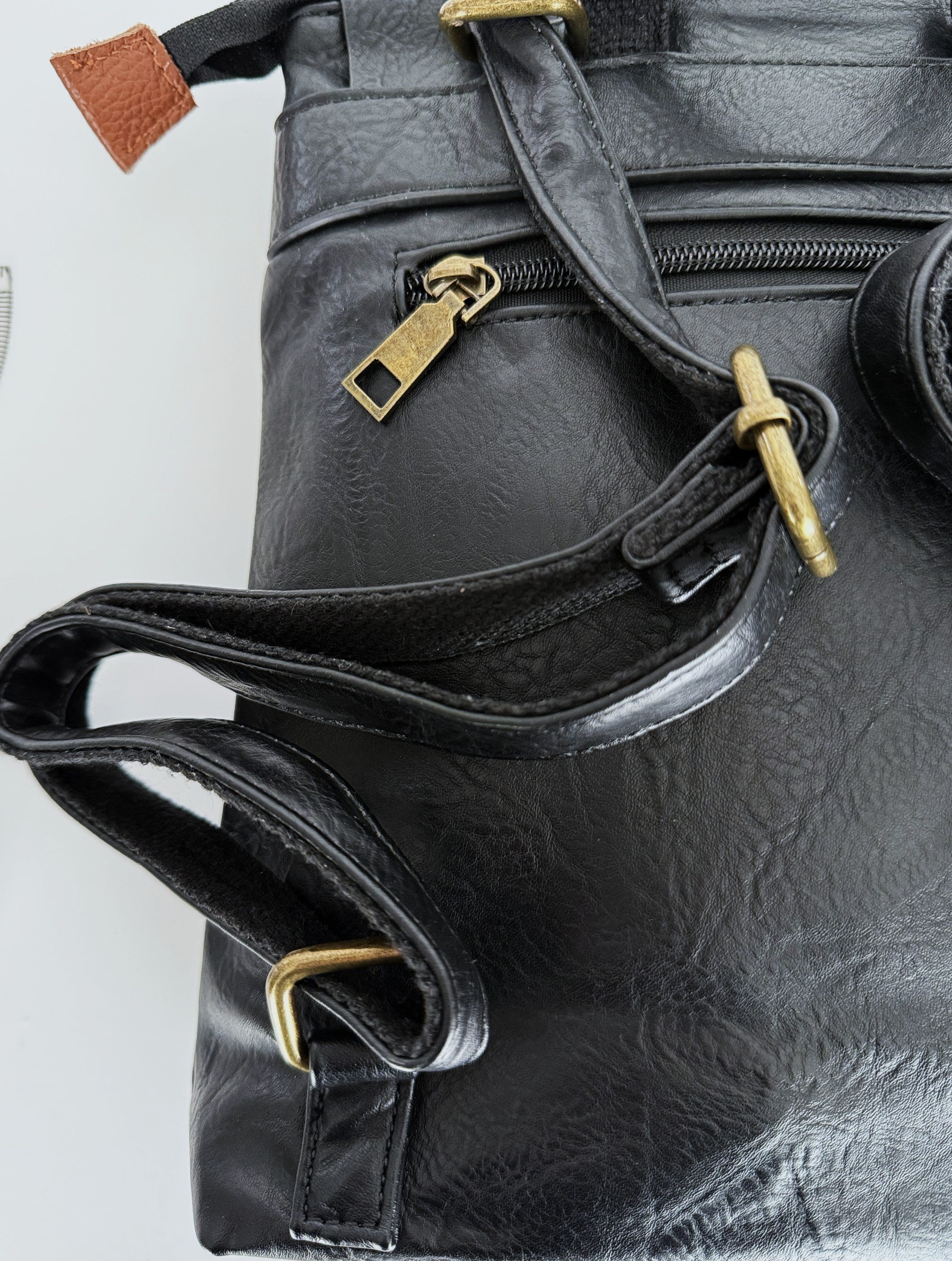 λεπτομέρεια- φερμουάρ και δεσίματα-backpack-μαύρο-καφέ-γυναικείο-κοριτσίστικο τσαντάκι πλάτης-με φερμουάρ και κουμπό-ασφαλές-για καθημερινή χρήση-πολύ ανθεκτική-δερμάτινη -τσάντα-βόλτα-ψώνια-ώμου-χιαστί-ταχυδρόμου-προσφορά-καλή τιμή- πολύ καλή ραφή-ανθεκτική στο βάρος
