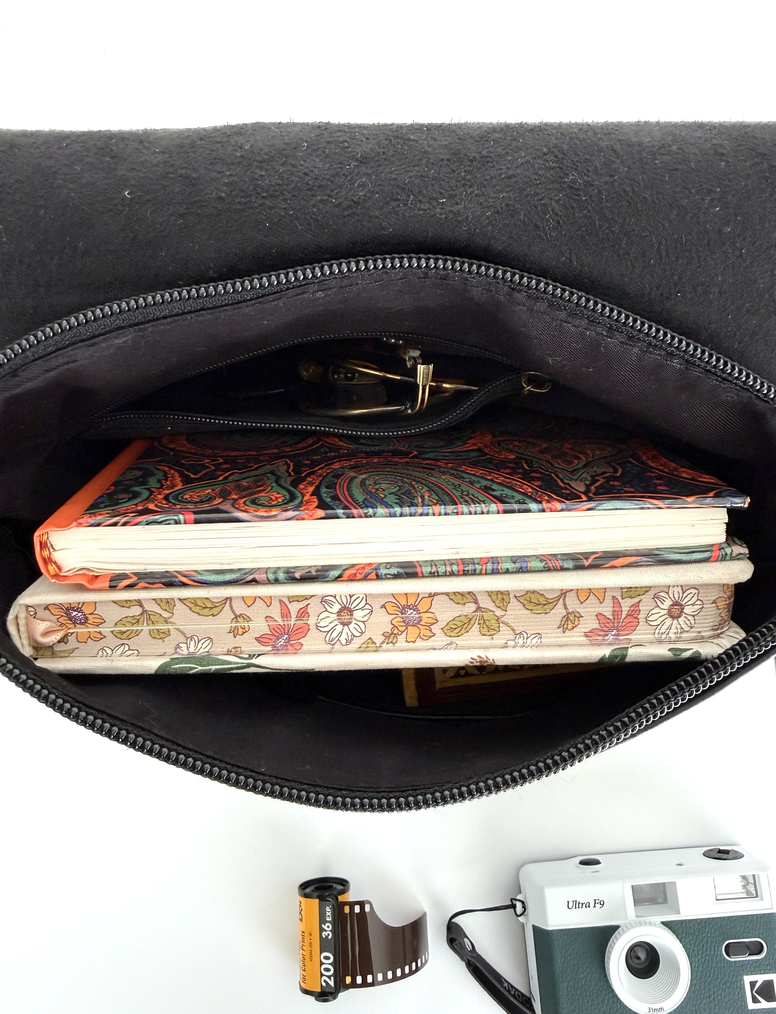 μπροστινό μέρος-πολλές θήκες-τσάντα πλάτης-backpack-μαύρο-καφέ-γυναικείο-κοριτσίστικο τσαντάκι πλάτης-με φερμουάρ και κουμπό-ασφαλές-για καθημερινή χρήση-πολύ ανθεκτική-δερμάτινη -τσάντα-βόλτα-ψώνια-ώμου-χιαστί-ταχυδρόμου-προσφορά-καλή τιμή- πολύ καλή ραφή-ανθεκτική στο βάρος
