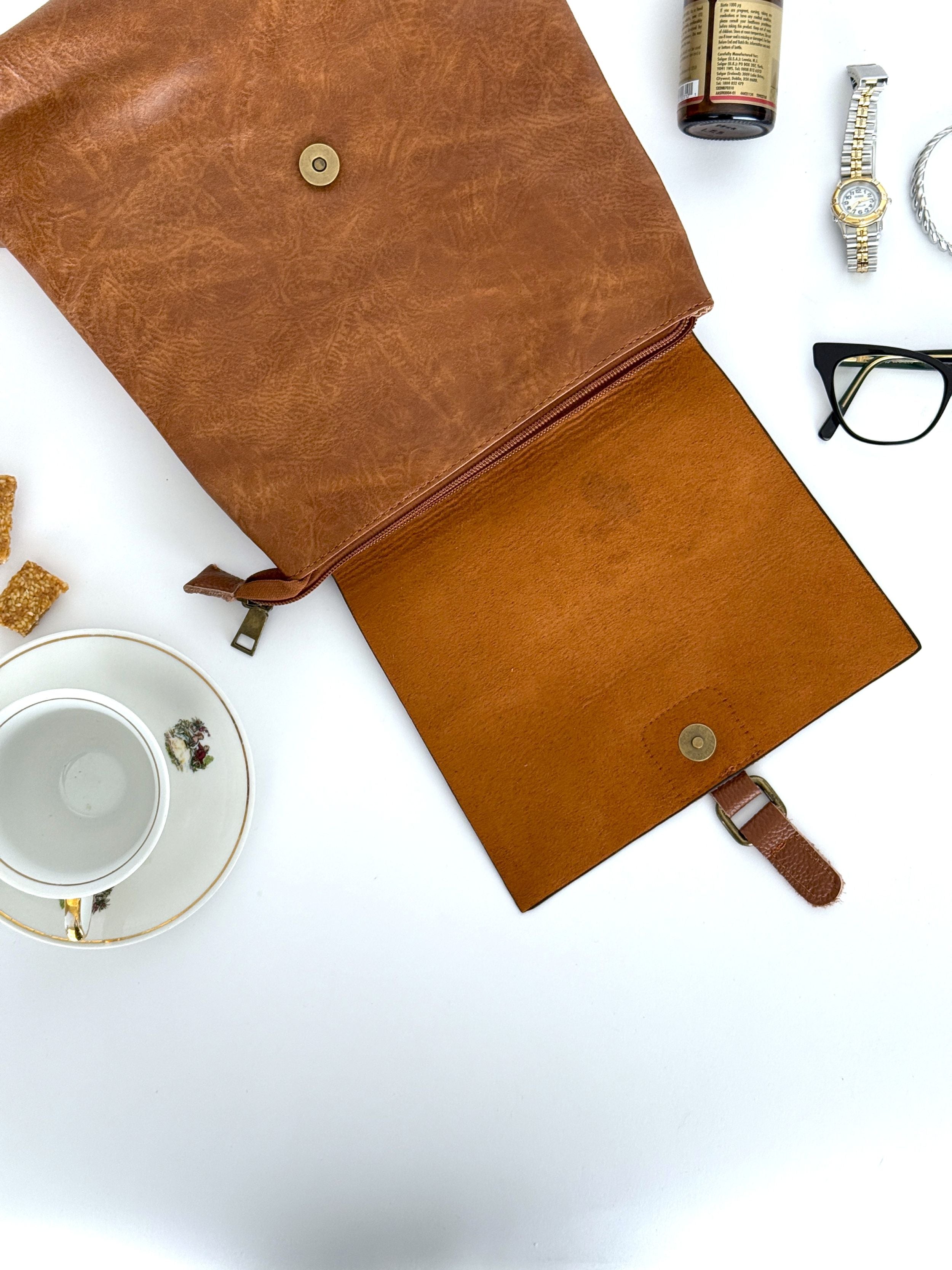 λεπτομέρεια τσάντα πλάτης backpack-καφέ-ταμπά-γυναικεία -καθημερινή χρήση-πολύ ανθεκτική-δερμάτινη -τσάντα-βόλτα-σχολή-δουλειά φοριέται και σαν ώμου-χιαστί-ταχυδρόμου-προσφορά-καλή τιμή- πολύ καλή ραφή-ανθεκτική στο βάρος
