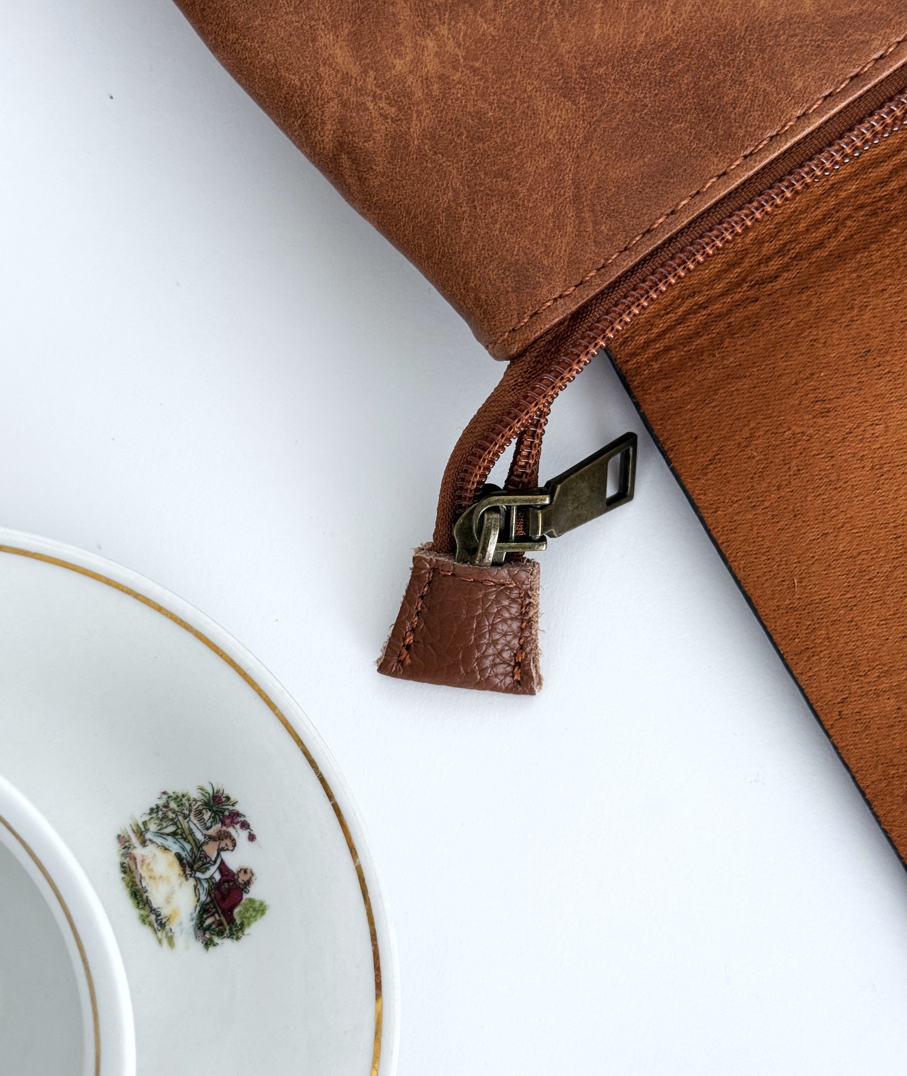 λεπτομέρεια τσάντα πλάτης backpack-καφέ-ταμπά-γυναικεία -καθημερινή χρήση-πολύ ανθεκτική-δερμάτινη -τσάντα-βόλτα-σχολή-δουλειά φοριέται και σαν ώμου-χιαστί-ταχυδρόμου-προσφορά-καλή τιμή- πολύ καλή ραφή-ανθεκτική στο βάρος
