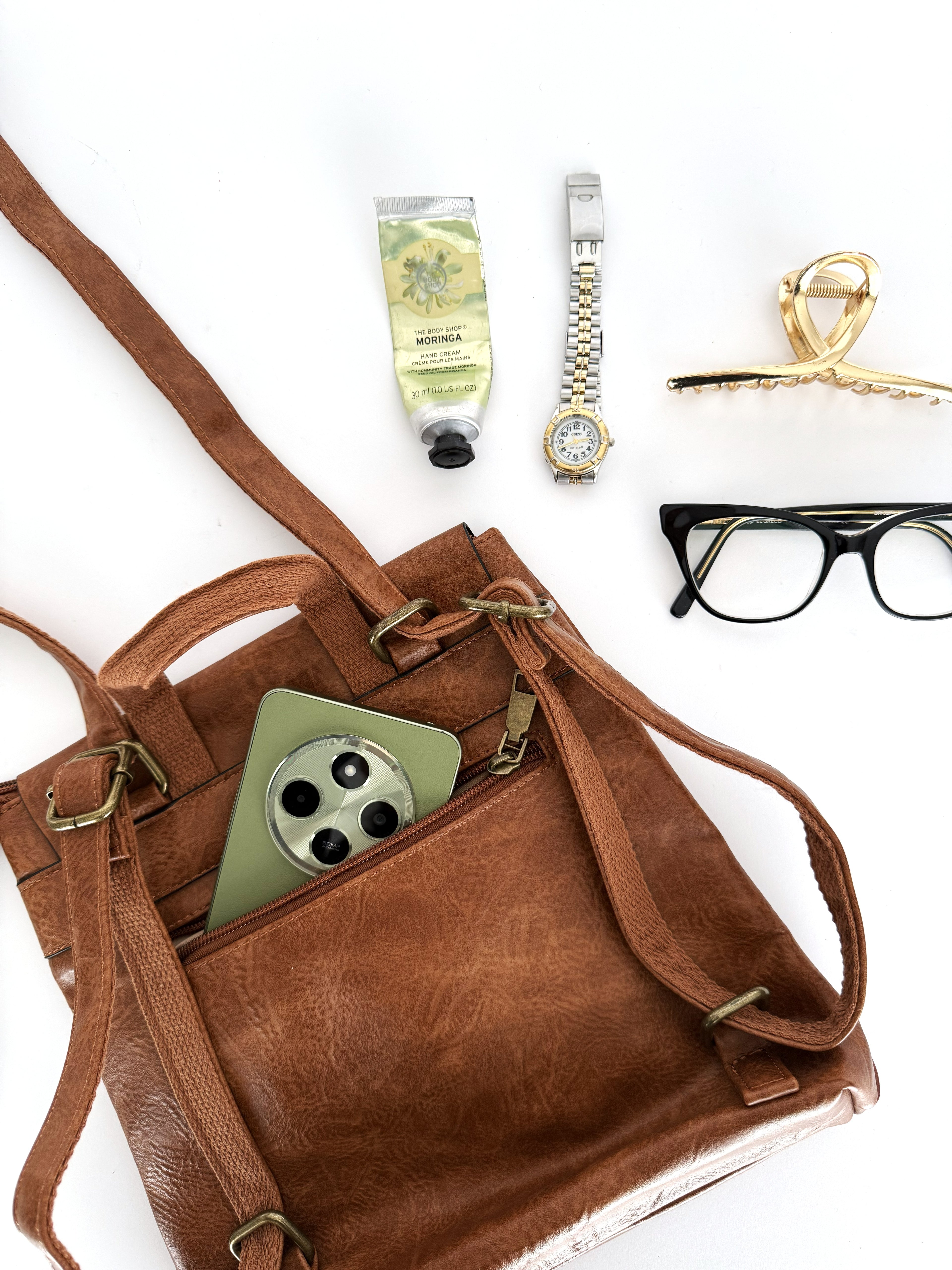 λεπτομέρεια τσάντα πλάτης backpack-καφέ-ταμπά-γυναικεία -καθημερινή χρήση-πολύ ανθεκτική-δερμάτινη -τσάντα-βόλτα-σχολή-δουλειά φοριέται και σαν ώμου-χιαστί-ταχυδρόμου-προσφορά-καλή τιμή- πολύ καλή ραφή-ανθεκτική στο βάρος
