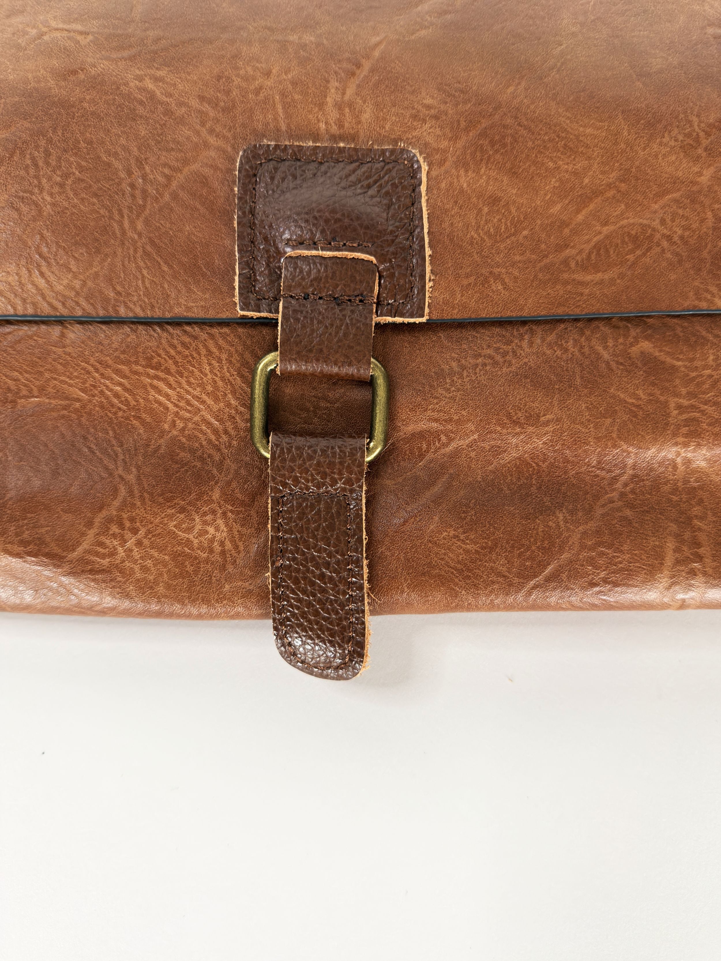 λεπτομέρεια στο κούμπωμα της τσάντας πλάτης Backpack γεγάλο και κομψό-καφέ-ταμπά-γυναικεία -καθημερινή χρήση-πολύ ανθεκτική-δερμάτινη-βόλτα-λάπτοπ-ώμου-χιαστί-ταχυδρόμου για δουλειά και σχολή-προσφορά-καλή τιμή- πολύ καλή ραφή-ανθεκτική στο βάρος