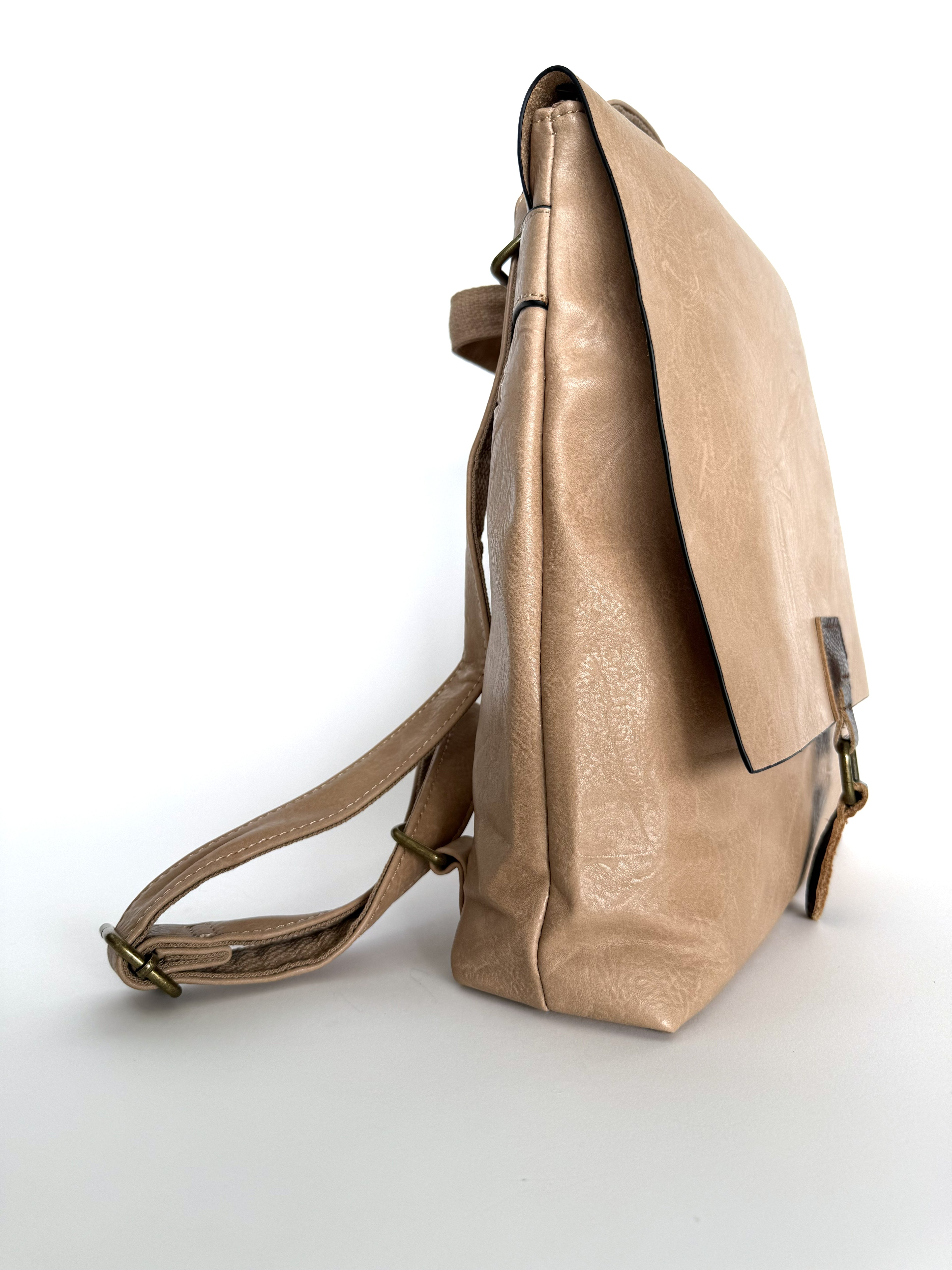 μπροστινή φωτο-τσάντα πλάτης-γυναικείο backpack-βολικές θήκες για ταμπλετ λάπτοπ βιβλία-καθημερινή χρήση-πολύ ανθεκτική-δερμάτινη -τσάντα-βόλτα-προσφορά-καλή τιμή- πολύ καλή ραφή-ανθεκτική στο βάρος
