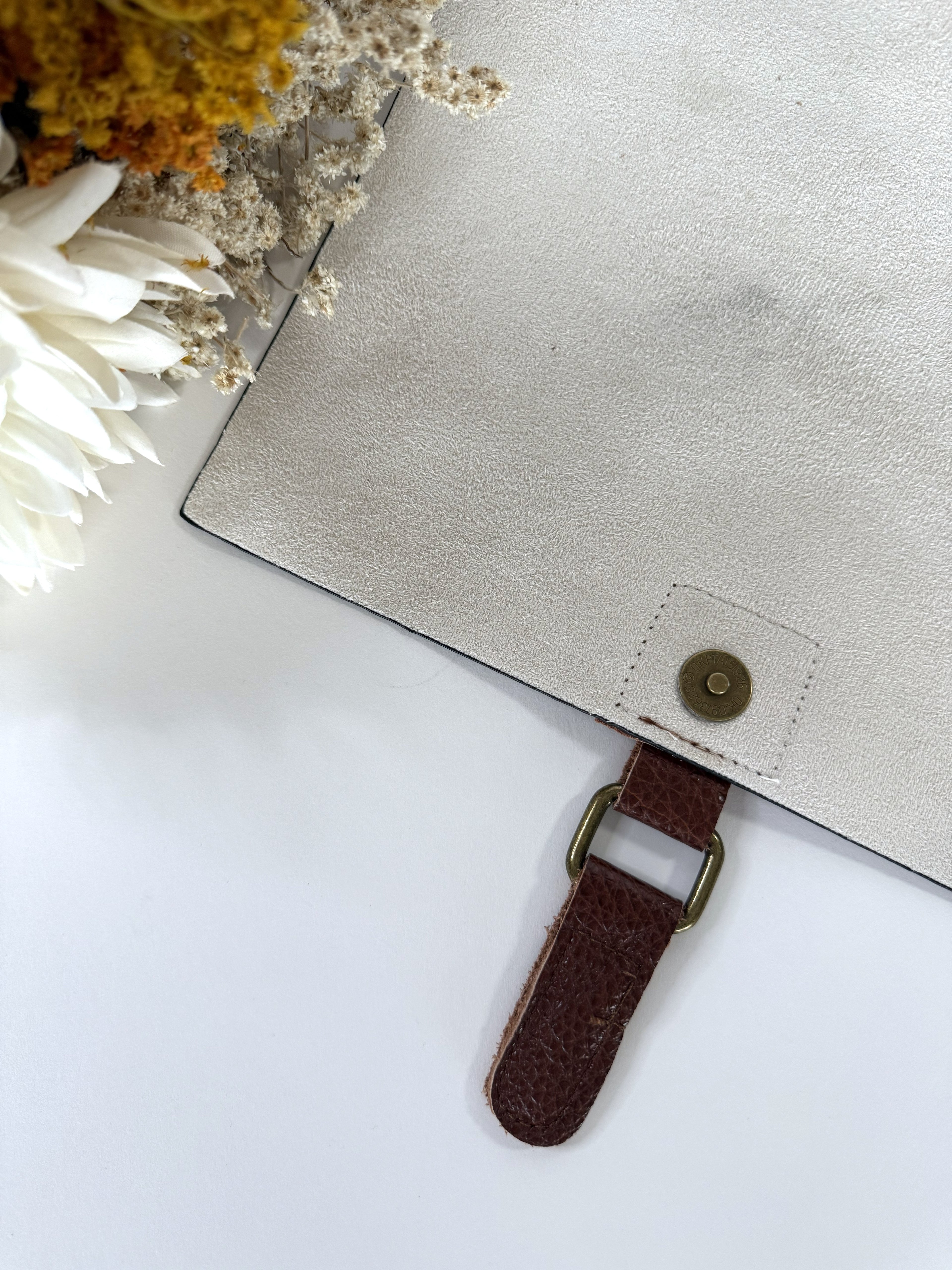 λεπτομέρεια-τσάντα πλάτης-γυναικείο backpack-βολικές θήκες για ταμπλετ λάπτοπ βιβλία-καθημερινή χρήση-πολύ ανθεκτική-δερμάτινη -τσάντα-βόλτα-προσφορά-καλή τιμή- πολύ καλή ραφή-ανθεκτική στο βάρος