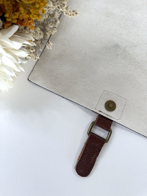 λεπτομέρεια-τσάντα πλάτης-γυναικείο backpack-βολικές θήκες για ταμπλετ λάπτοπ βιβλία-καθημερινή χρήση-πολύ ανθεκτική-δερμάτινη -τσάντα-βόλτα-προσφορά-καλή τιμή- πολύ καλή ραφή-ανθεκτική στο βάρος