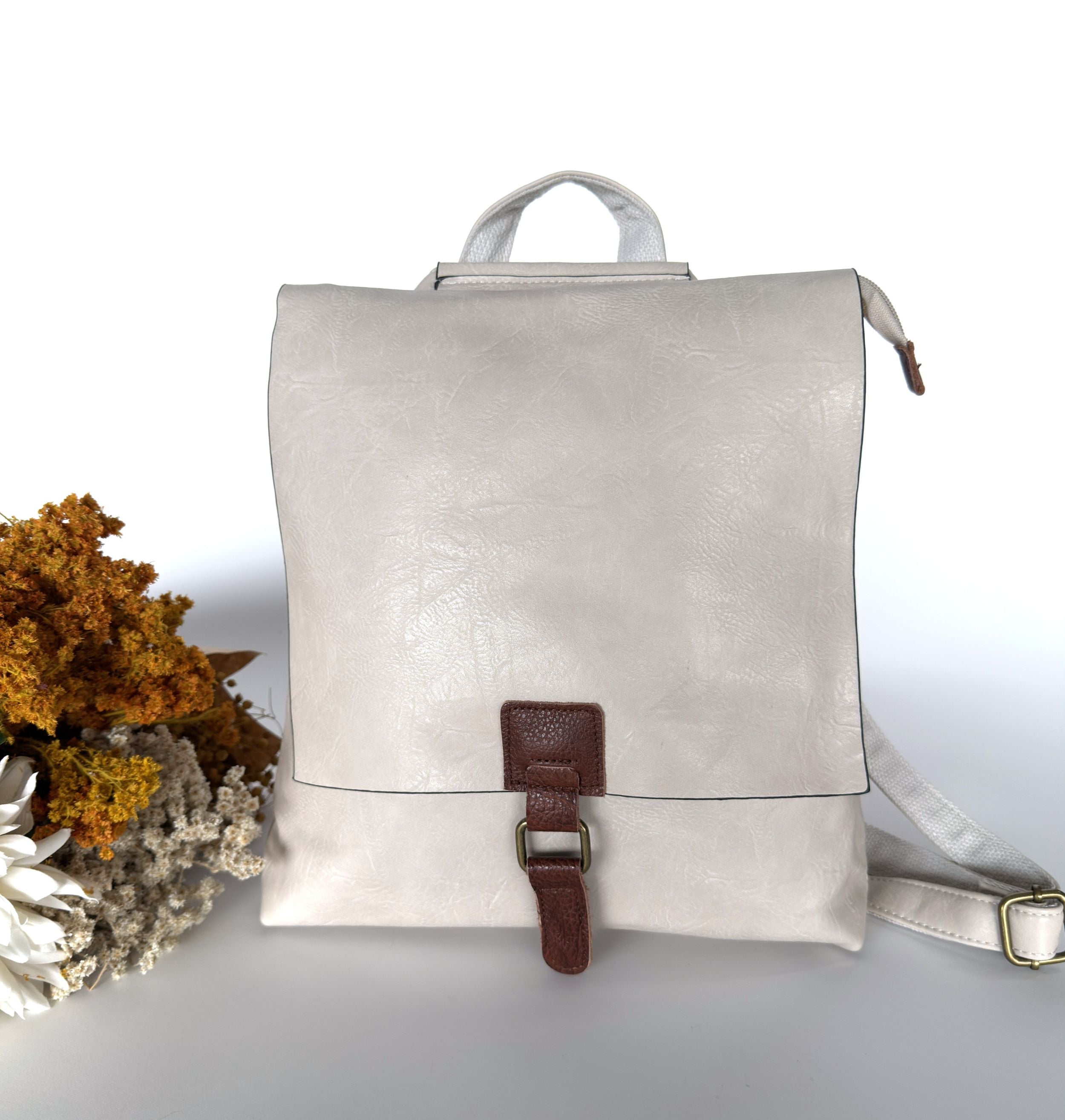 μπροστινή φωτο-τσάντα πλάτης-γυναικείο backpack-βολικές θήκες για ταμπλετ λάπτοπ βιβλία-καθημερινή χρήση-πολύ ανθεκτική-δερμάτινη -τσάντα-βόλτα-προσφορά-καλή τιμή- πολύ καλή ραφή-ανθεκτική στο βάρος
