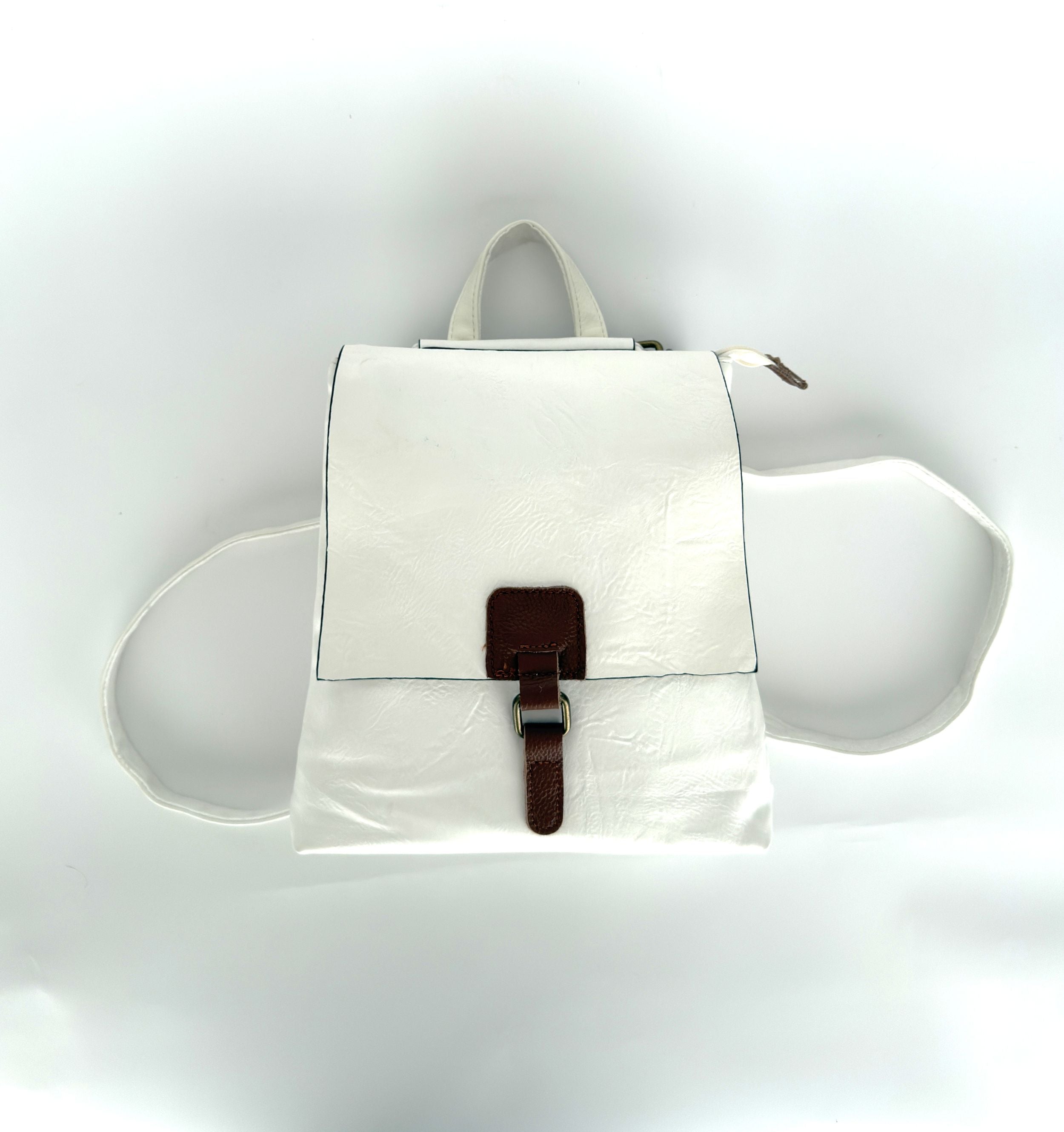 μπροστινή μεριά τσάντα πλάτης-backpack-λευκό-άσπρο-καλοκαιρινό-γυναικείο τσαντάκι -καθημερινή χρήση-πολύ ανθεκτική-δερμάτινη -τσάντα-βόλτα-ψώνια-ώμου-χιαστί-ταχυδρόμου-προσφορά-καλή τιμή- πολύ καλή ραφή-κλείνει με φερμουάρ και κουμπί-για ταμπλετ και σημειωσεις-σχολείο -πανεπιστήμιο και δουλειά

