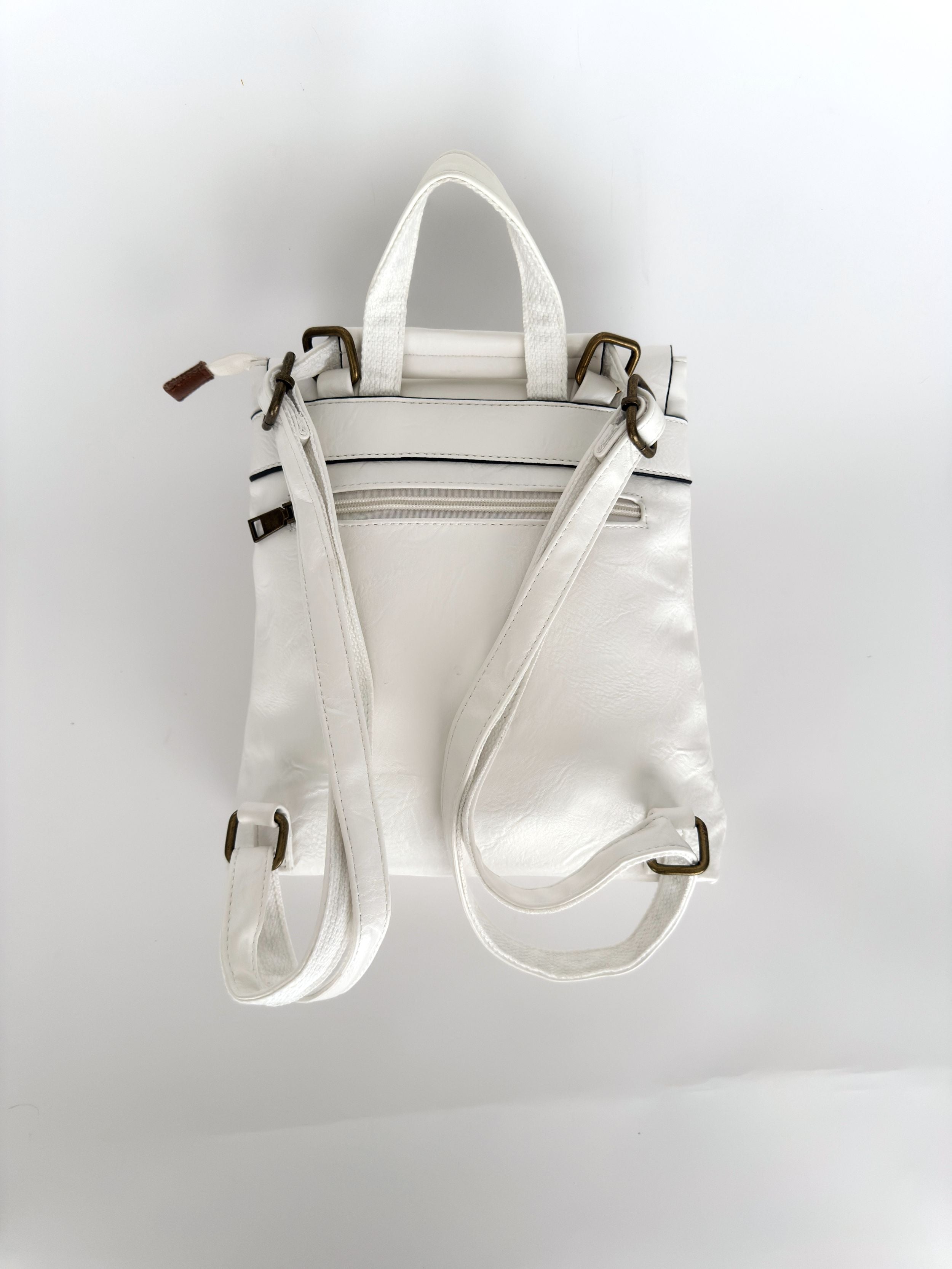 πίσω μερος τσάντα πλάτης-backpack-λευκό-άσπρο-καλοκαιρινό-γυναικείο τσαντάκι -καθημερινή χρήση-πολύ ανθεκτική-δερμάτινη -τσάντα-βόλτα-ψώνια-ώμου-χιαστί-ταχυδρόμου-προσφορά-καλή τιμή- πολύ καλή ραφή-κλείνει με φερμουάρ και κουμπί-για ταμπλετ και σημειωσεις-σχολείο -πανεπιστήμιο και δουλειά
