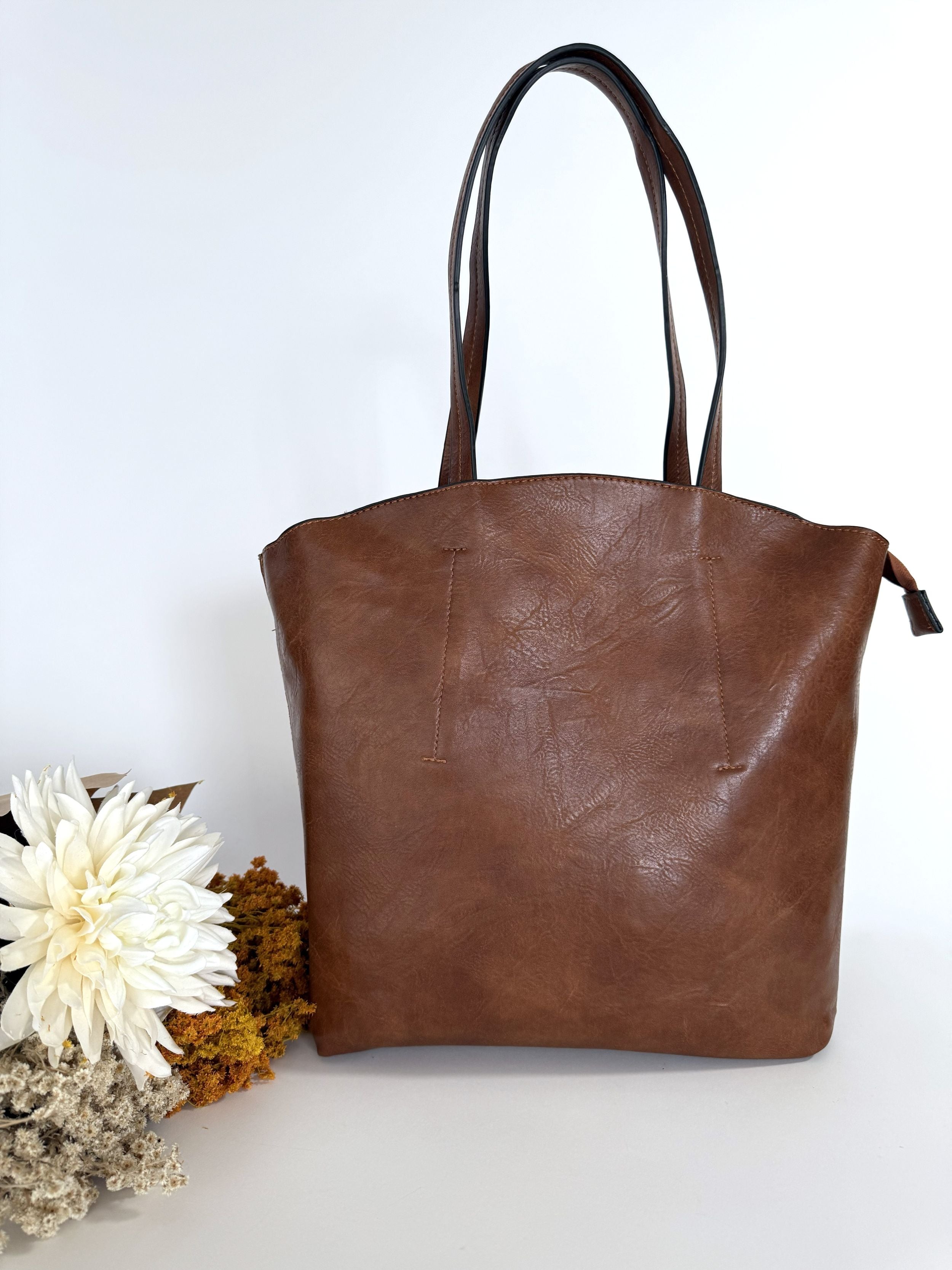 Κλασική Καφέ Faux Leather Τσάντα Tote, ανθεκτική, ευρύχωρη και κομψή για καθημερινή χρήση.