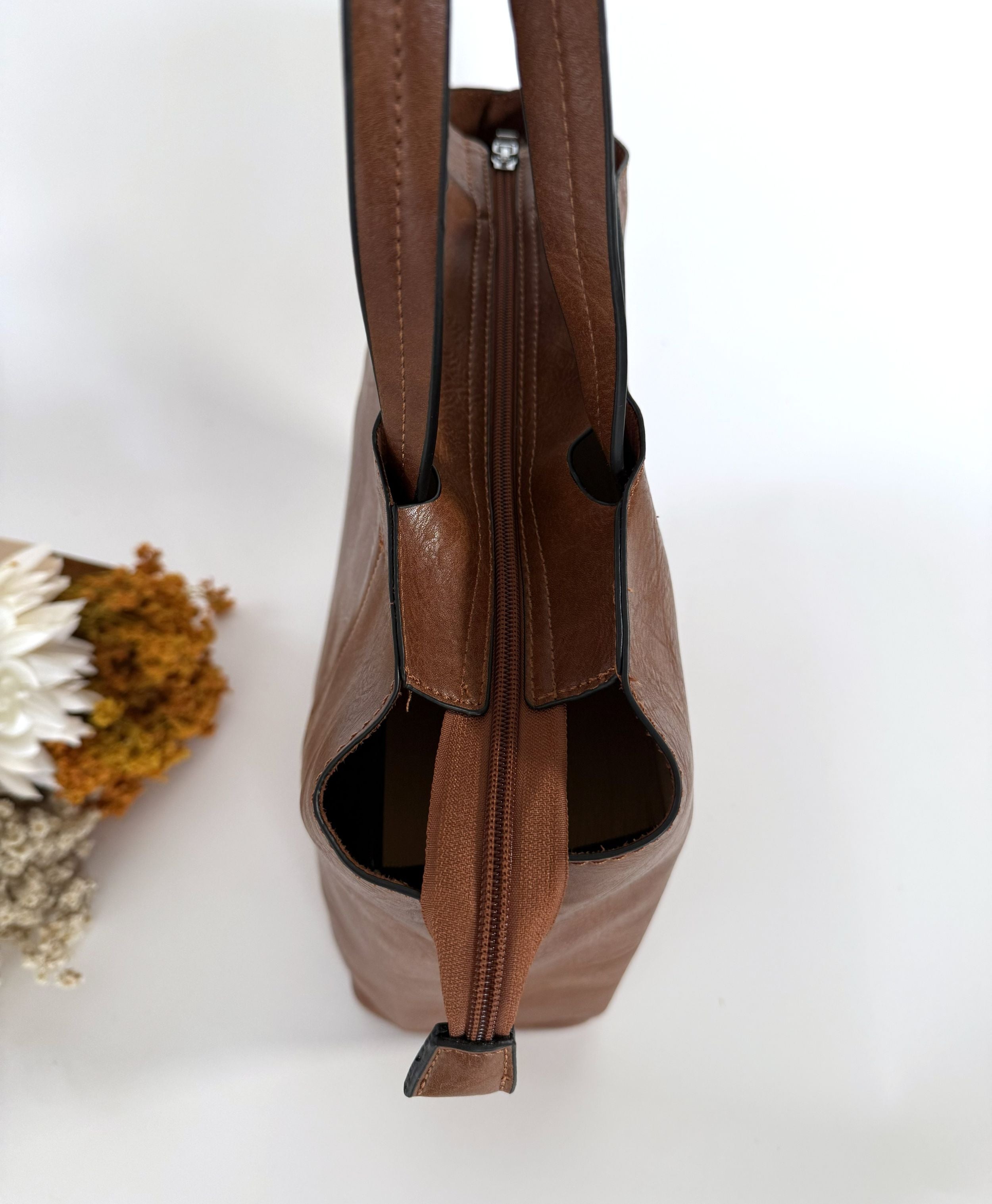 Κλασική Καφέ Faux Leather Τσάντα Tote, ανθεκτική, ευρύχωρη και κομψή για καθημερινή χρήση.