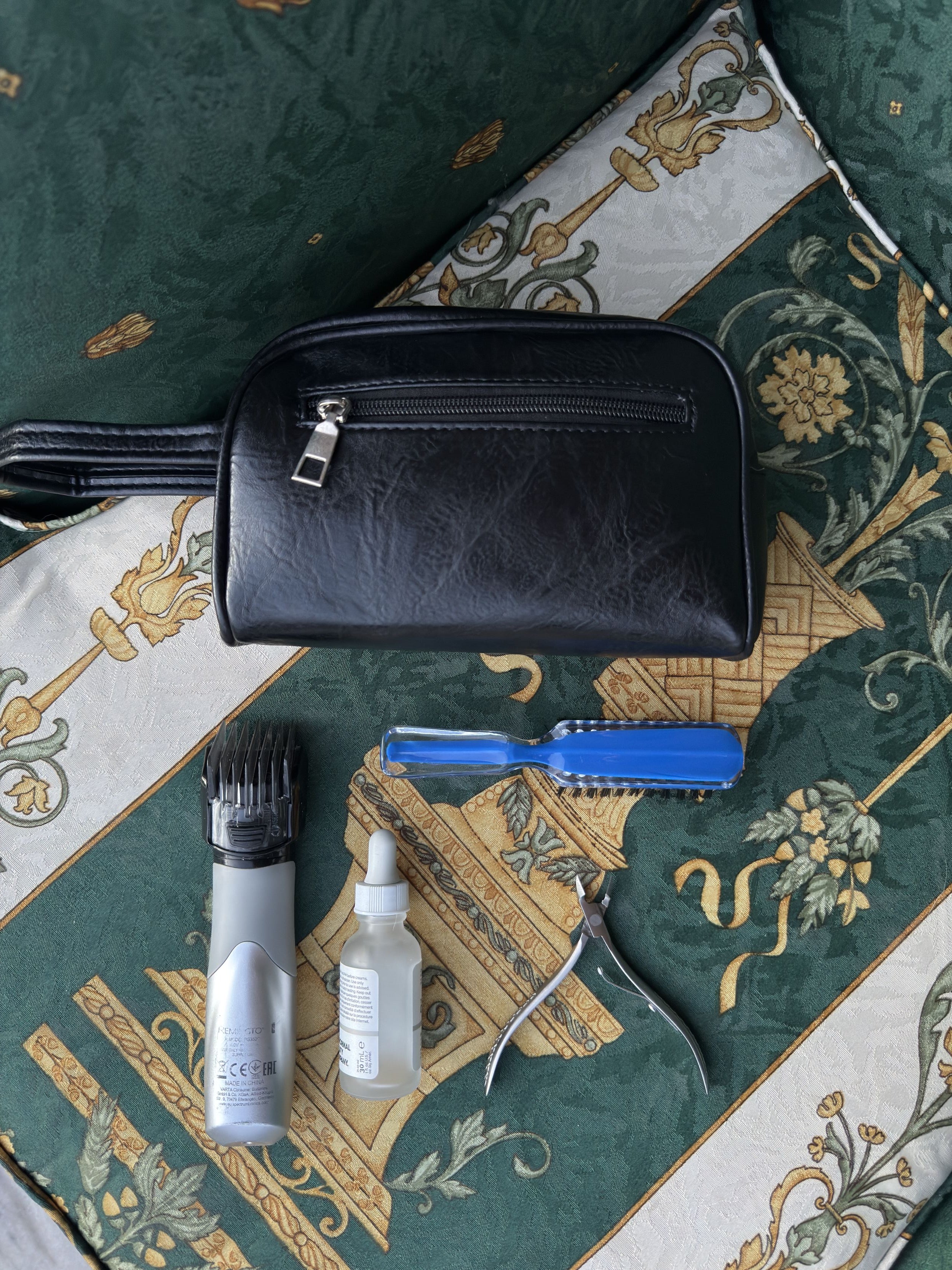 Κομψό, ανθεκτικό και αδιάβροχο νεσεσέρ για ταξίδι ή καθημερινή χρήση — οργανώστε καλλυντικά, αξεσουάρ και προϊόντα περιποίησης με ασφάλεια και στιλ.