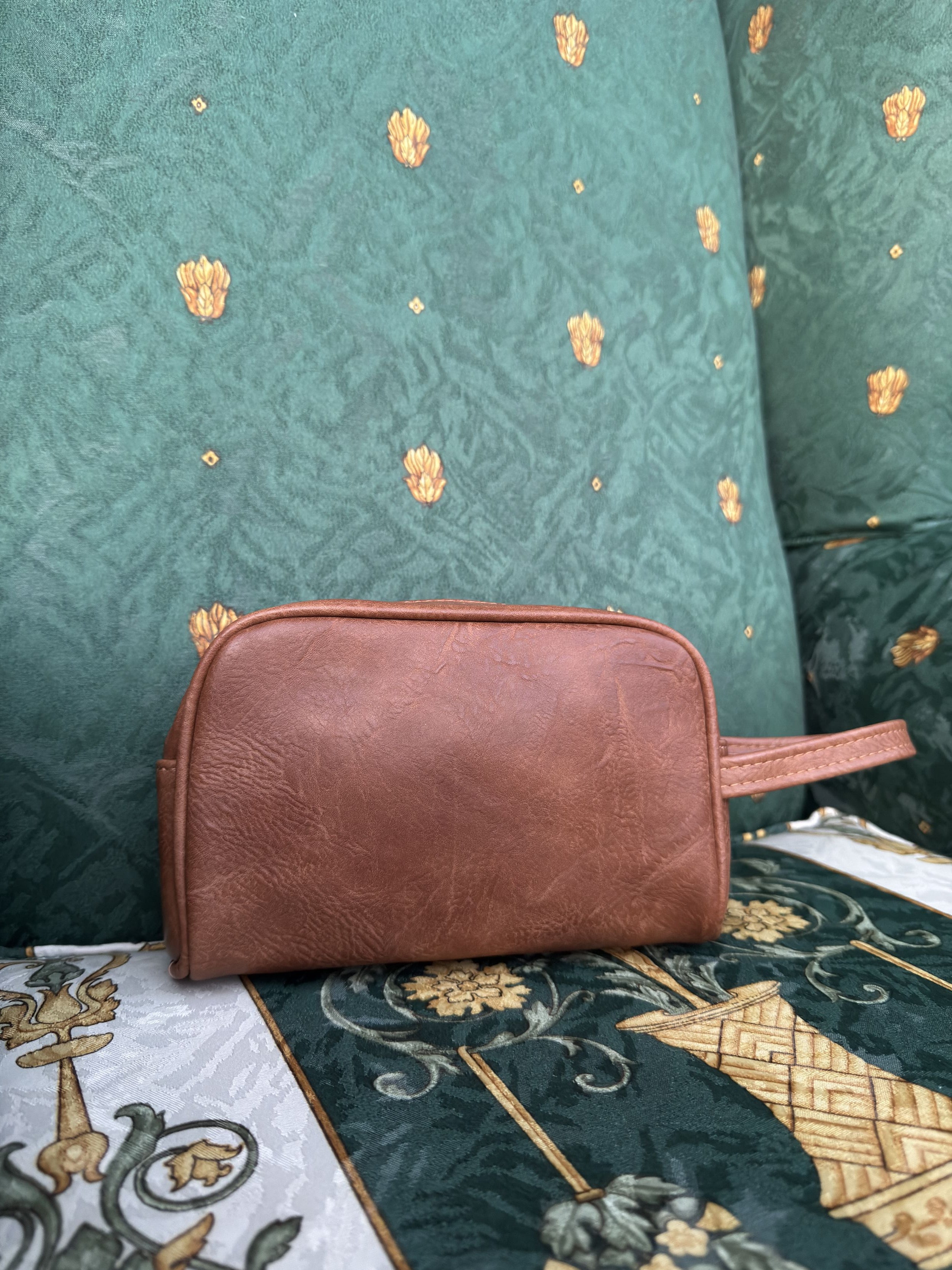 Κομψό, ανθεκτικό και αδιάβροχο νεσεσέρ για ταξίδι ή καθημερινή χρήση — οργανώστε καλλυντικά, αξεσουάρ και προϊόντα περιποίησης με ασφάλεια και στιλ.