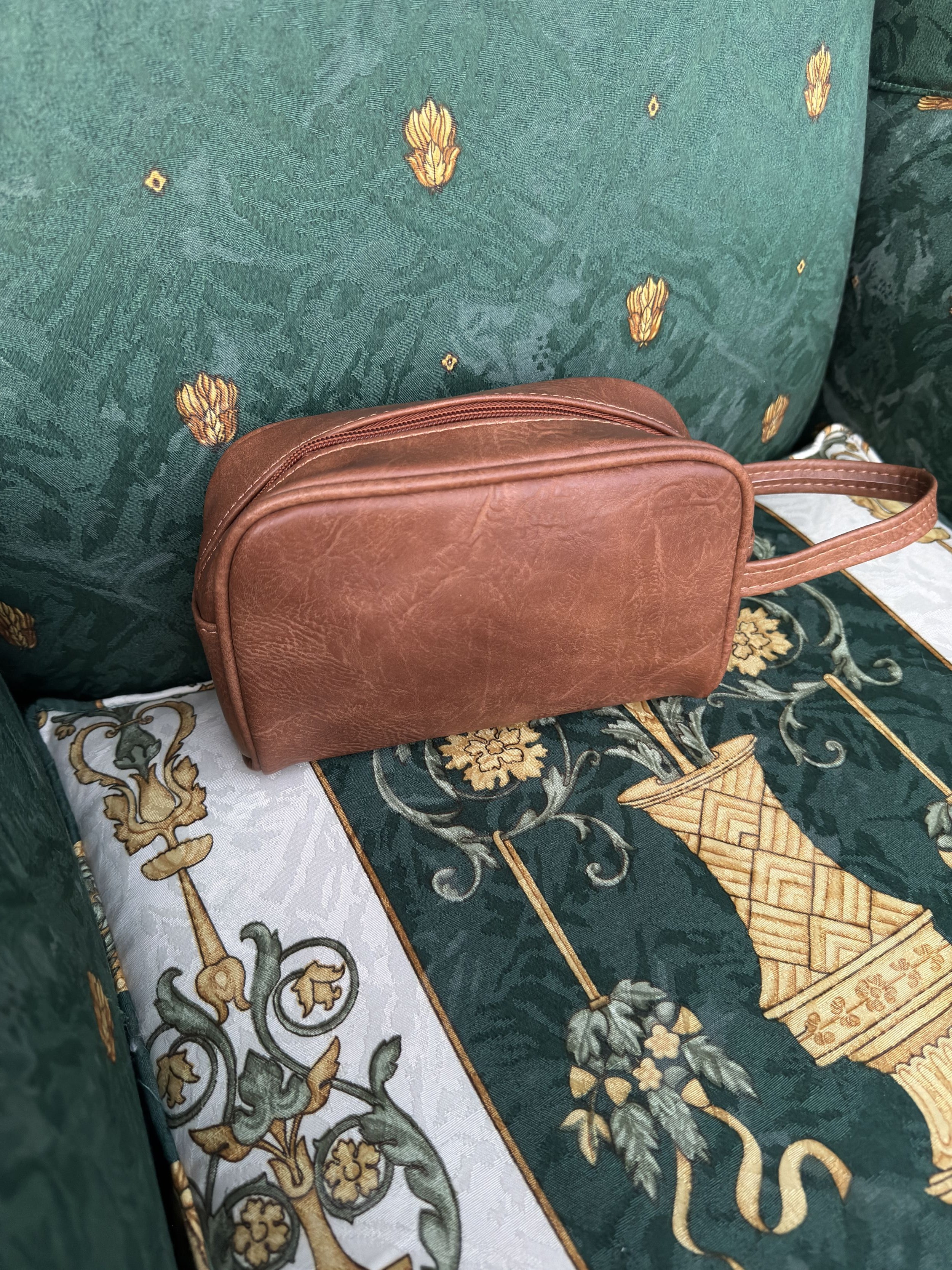 Κομψό, ανθεκτικό και αδιάβροχο νεσεσέρ για ταξίδι ή καθημερινή χρήση — οργανώστε καλλυντικά, αξεσουάρ και προϊόντα περιποίησης με ασφάλεια και στιλ.