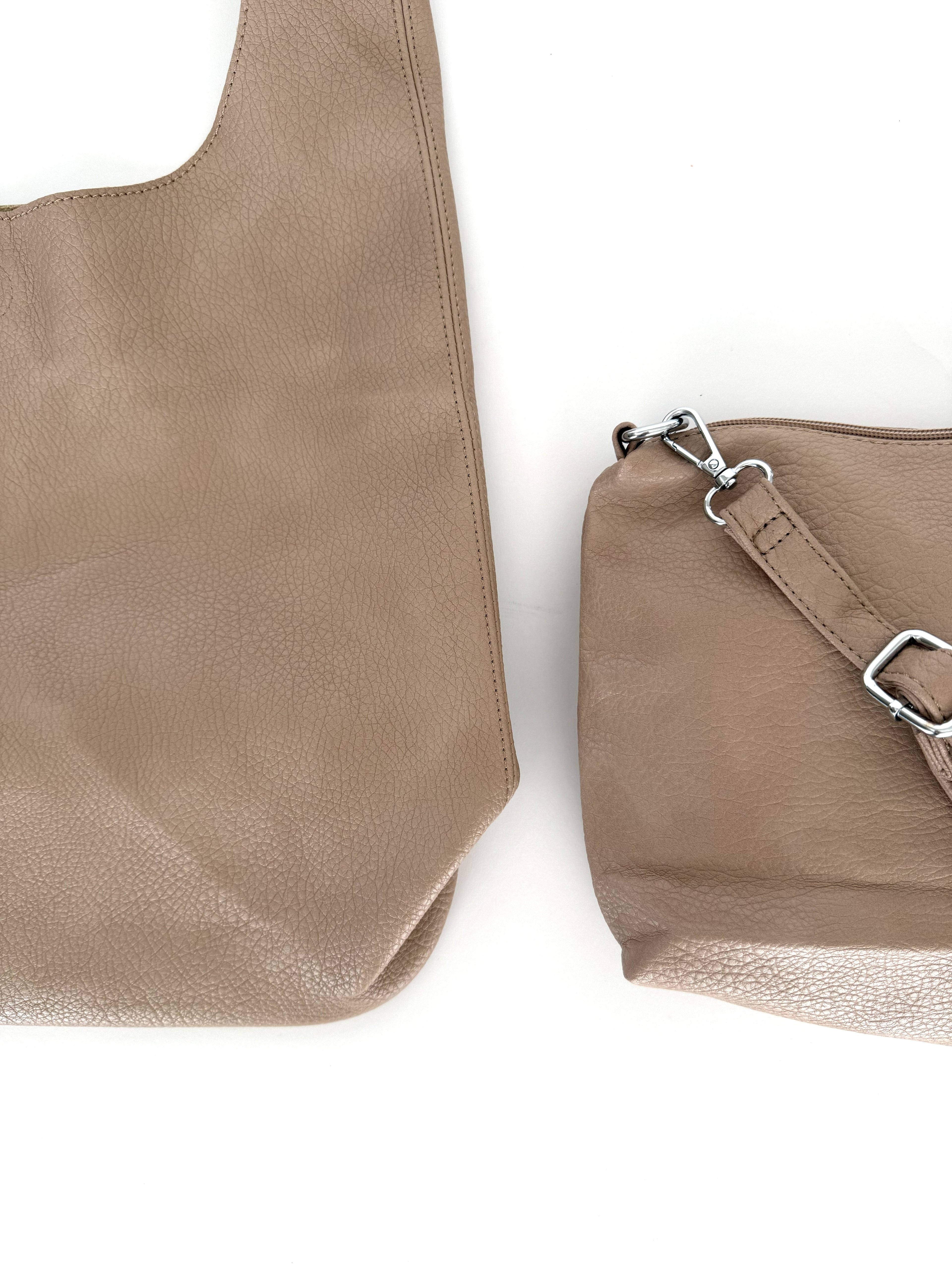 λεπτομέρεια-μπέζ-διπλή-καθημερινή χρήση-πολύ ανθεκτική-δερμάτινη -τσάντα-βόλτα-ψώνια-ώμου-χιαστί-ταχυδρόμου-προσφορά-καλή τιμή- πολύ καλή ραφή-ανθεκτική στο βάρος