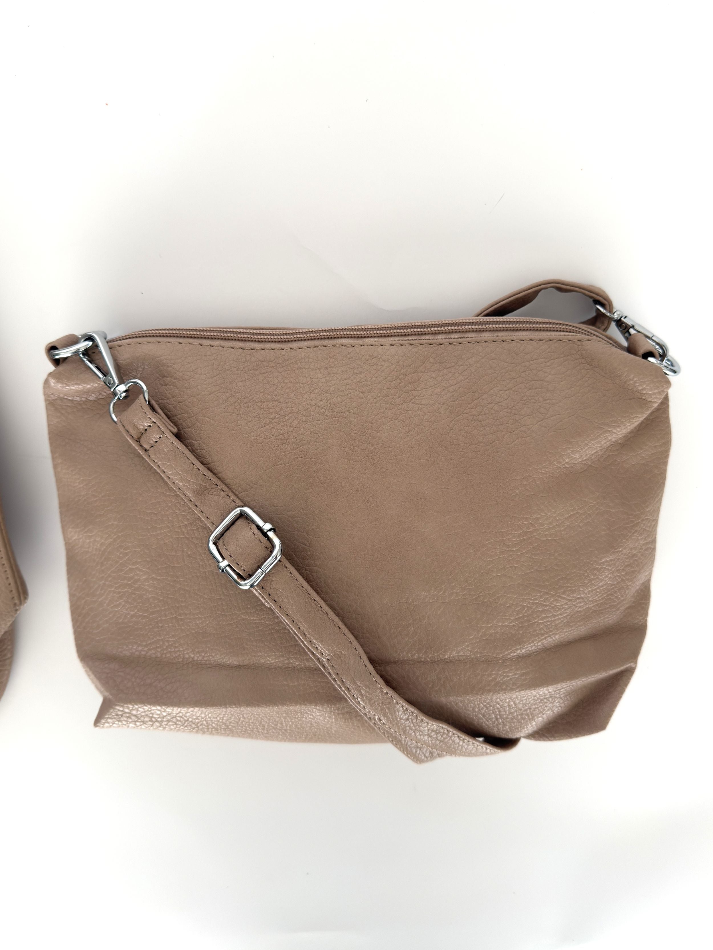 λεπτομέρεια-μικρό τσαντάκι με λουρί--μπέζ-διπλή-καθημερινή χρήση-πολύ ανθεκτική-δερμάτινη -τσάντα-βόλτα-ψώνια-ώμου-χιαστί-ταχυδρόμου-προσφορά-καλή τιμή 