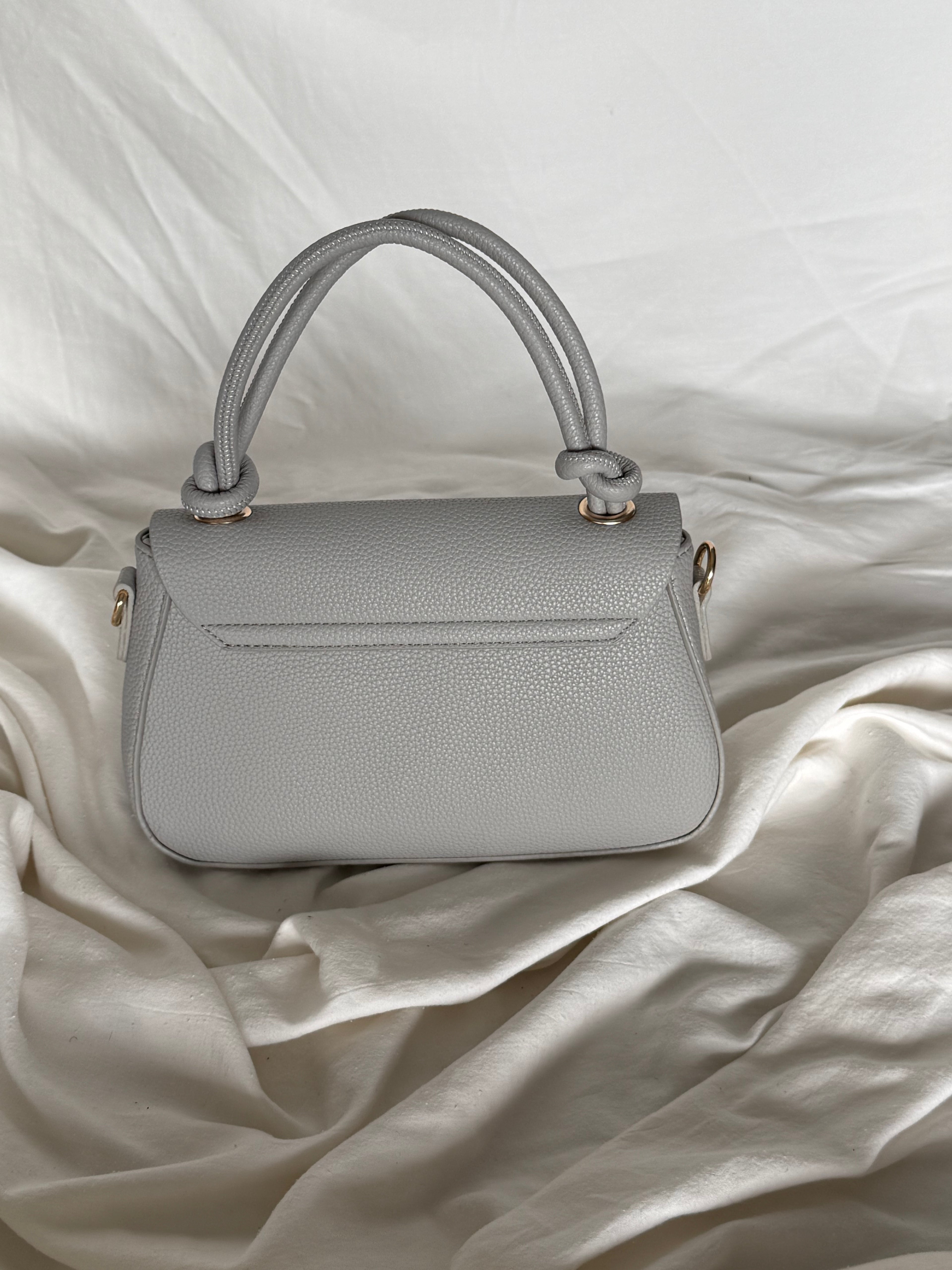 Κομψό γκρί τσαντάκι χειρός με επιπλέον λουρί για να φοριέται και χιαστί