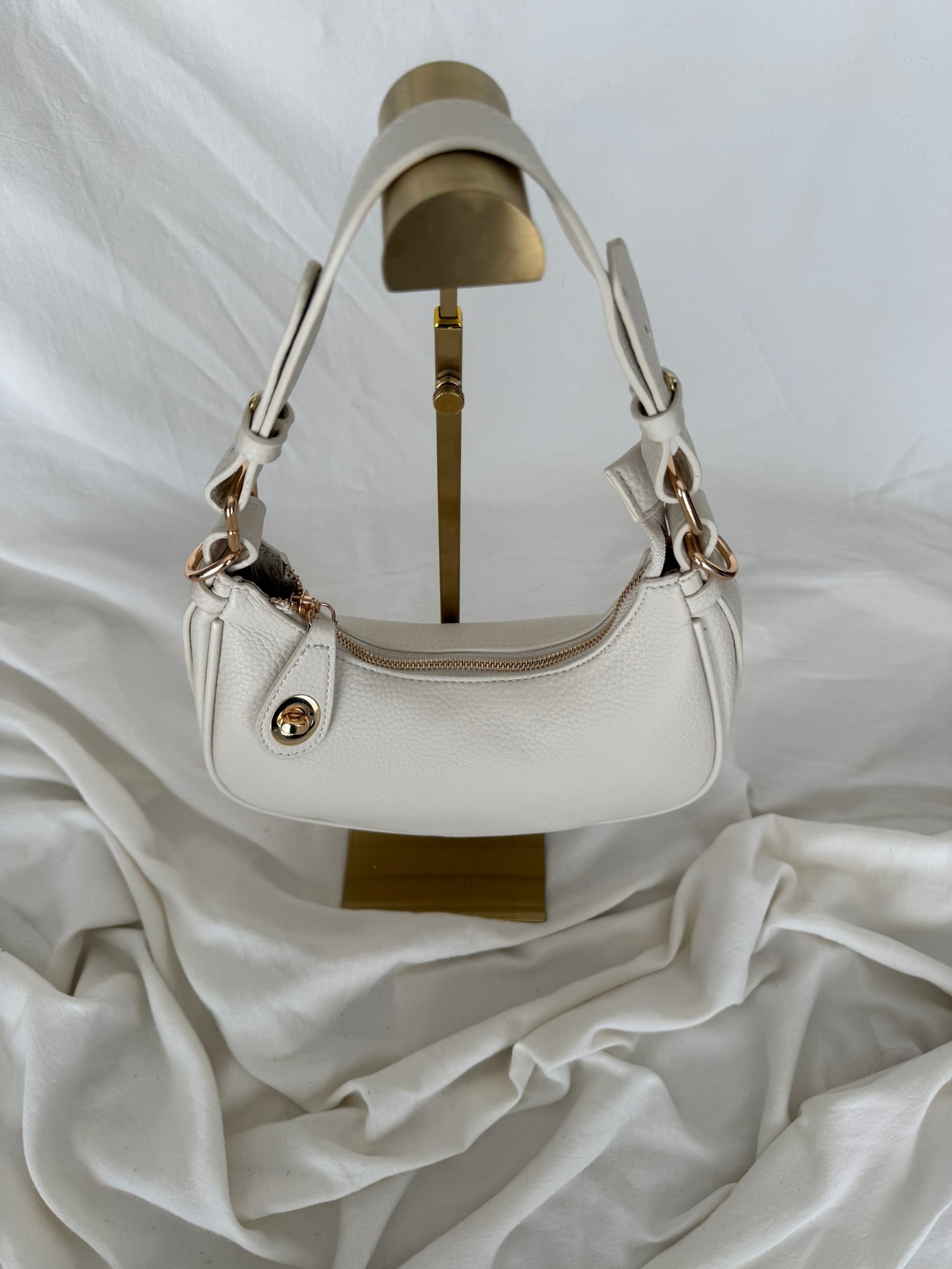 Γυναικεία Εκρού Shoulder Bag Minimal με Χρυσά Μεταλλικά Στοιχεία