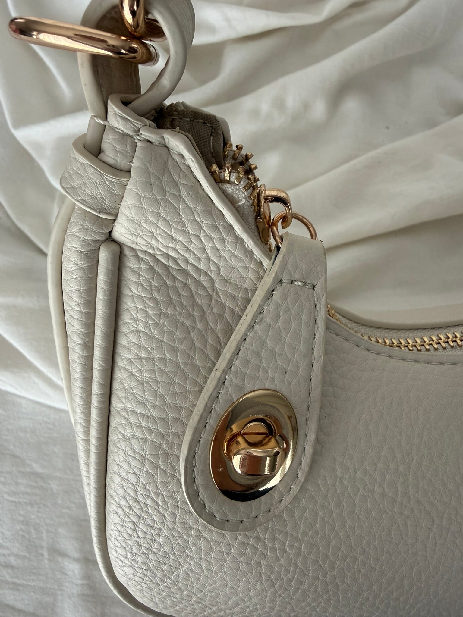 Γυναικεία Εκρού Shoulder Bag Minimal με Χρυσά Μεταλλικά Στοιχεία