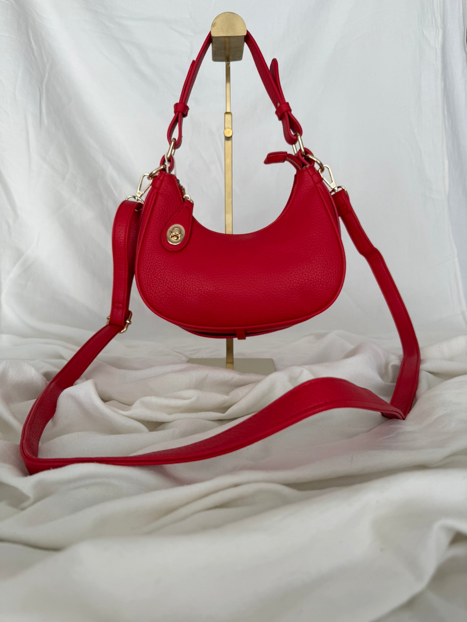 Γυναικεία κόκκινη Shoulder Bag Minimal με Χρυσά Μεταλλικά Στοιχεία