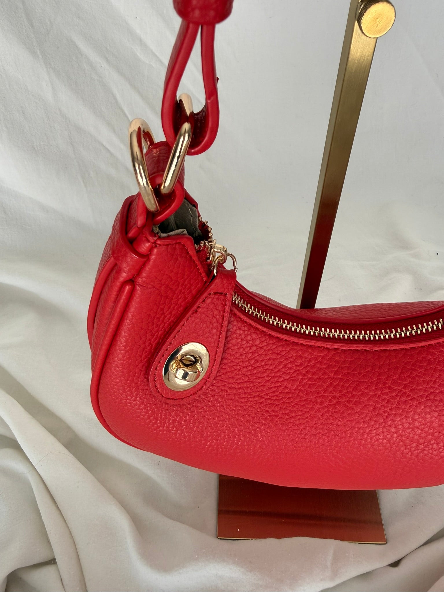 Γυναικεία κόκκινη Shoulder Bag Minimal με Χρυσά Μεταλλικά Στοιχεία