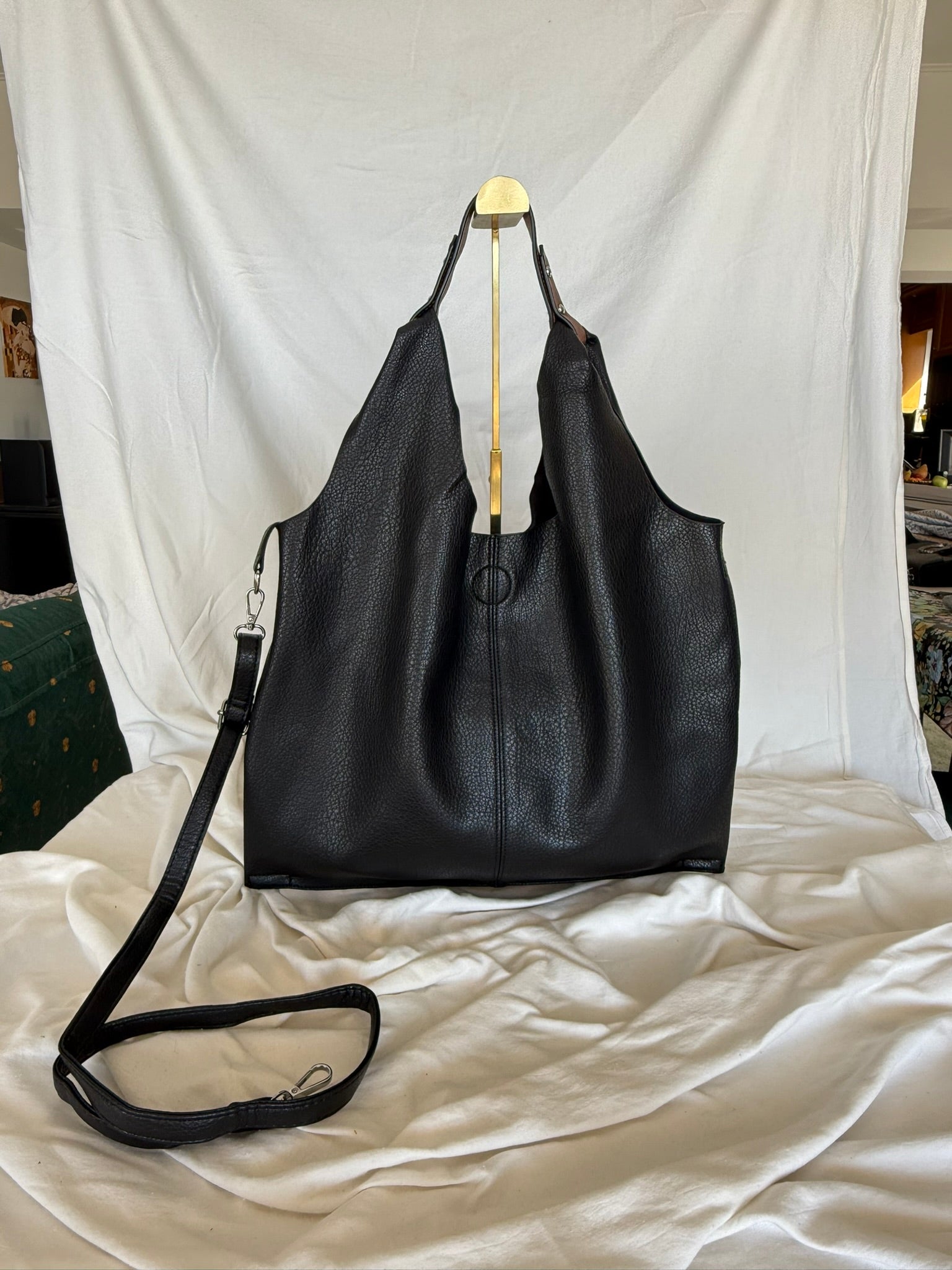 Μαύρη tote bag με καφέ χερούλι, μεγάλης χωρητικότητας για όλες τις ώρες.