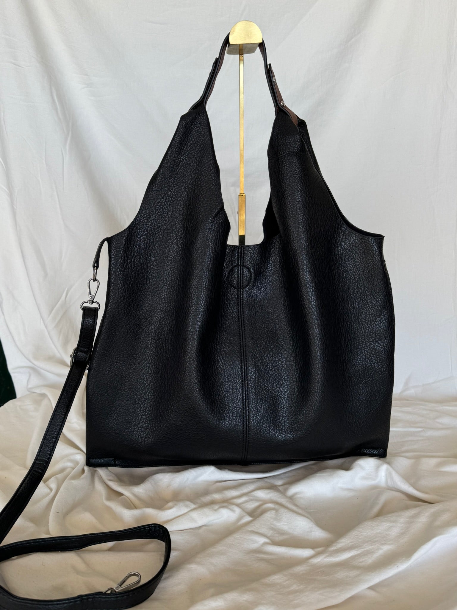 Μαύρη tote bag με καφέ χερούλι, μεγάλης χωρητικότητας για όλες τις ώρες.