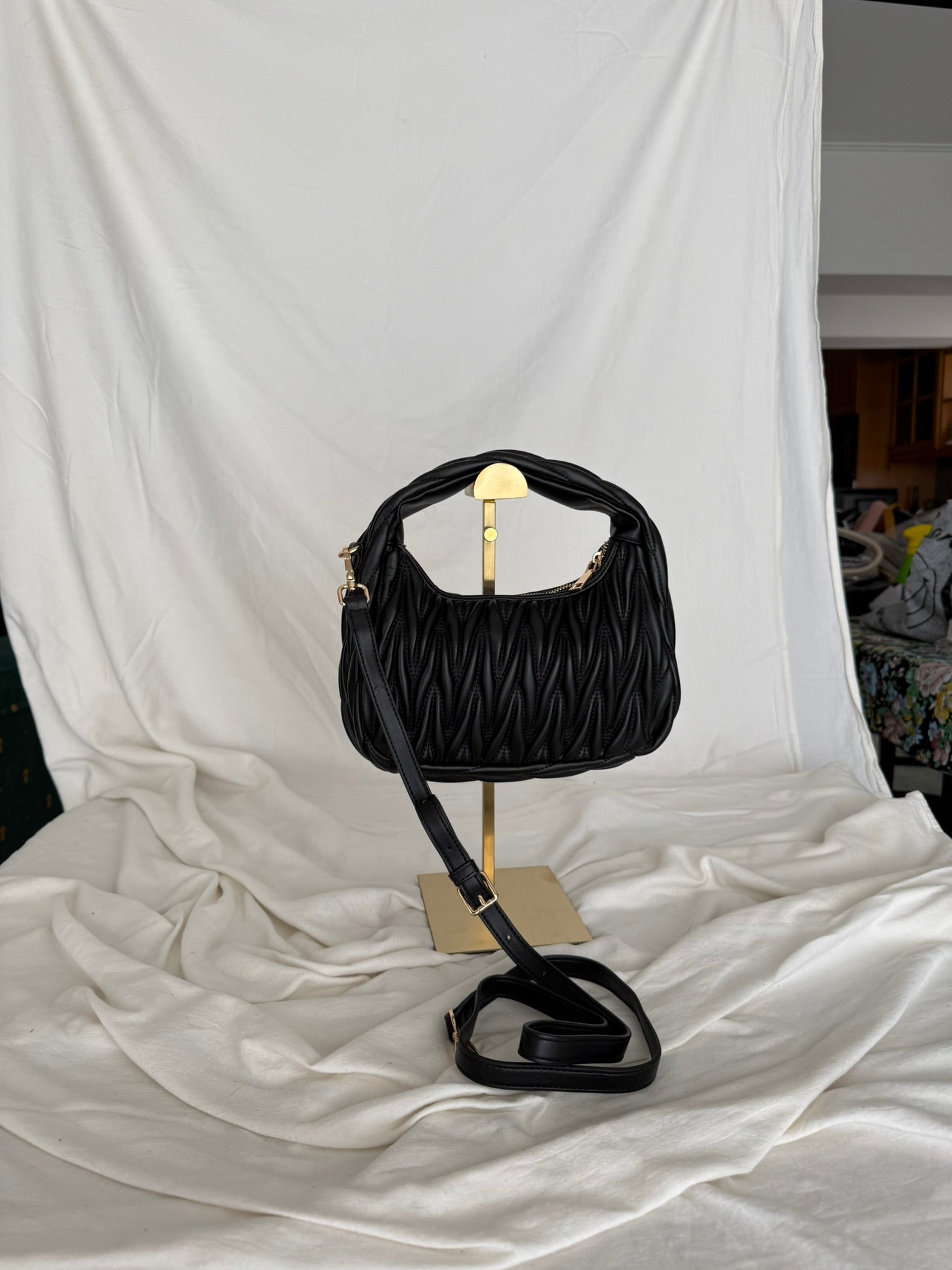 Γυναικεία Μαύρη Shoulder Bag με Ανάγλυφη Πλέξη & Χρυσές Λεπτομέρειες