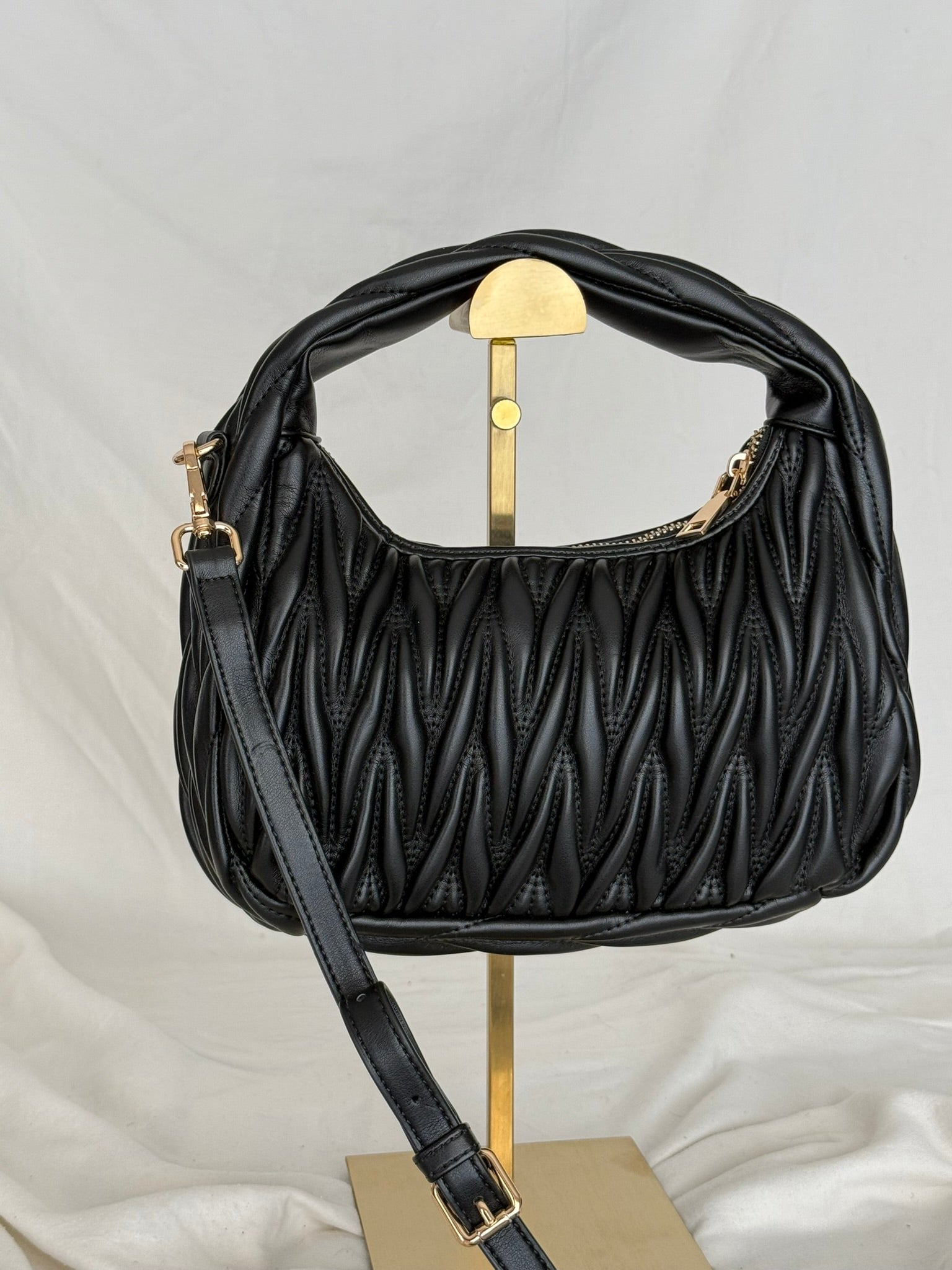 Γυναικεία Μαύρη Shoulder Bag με Ανάγλυφη Πλέξη & Χρυσές Λεπτομέρειες