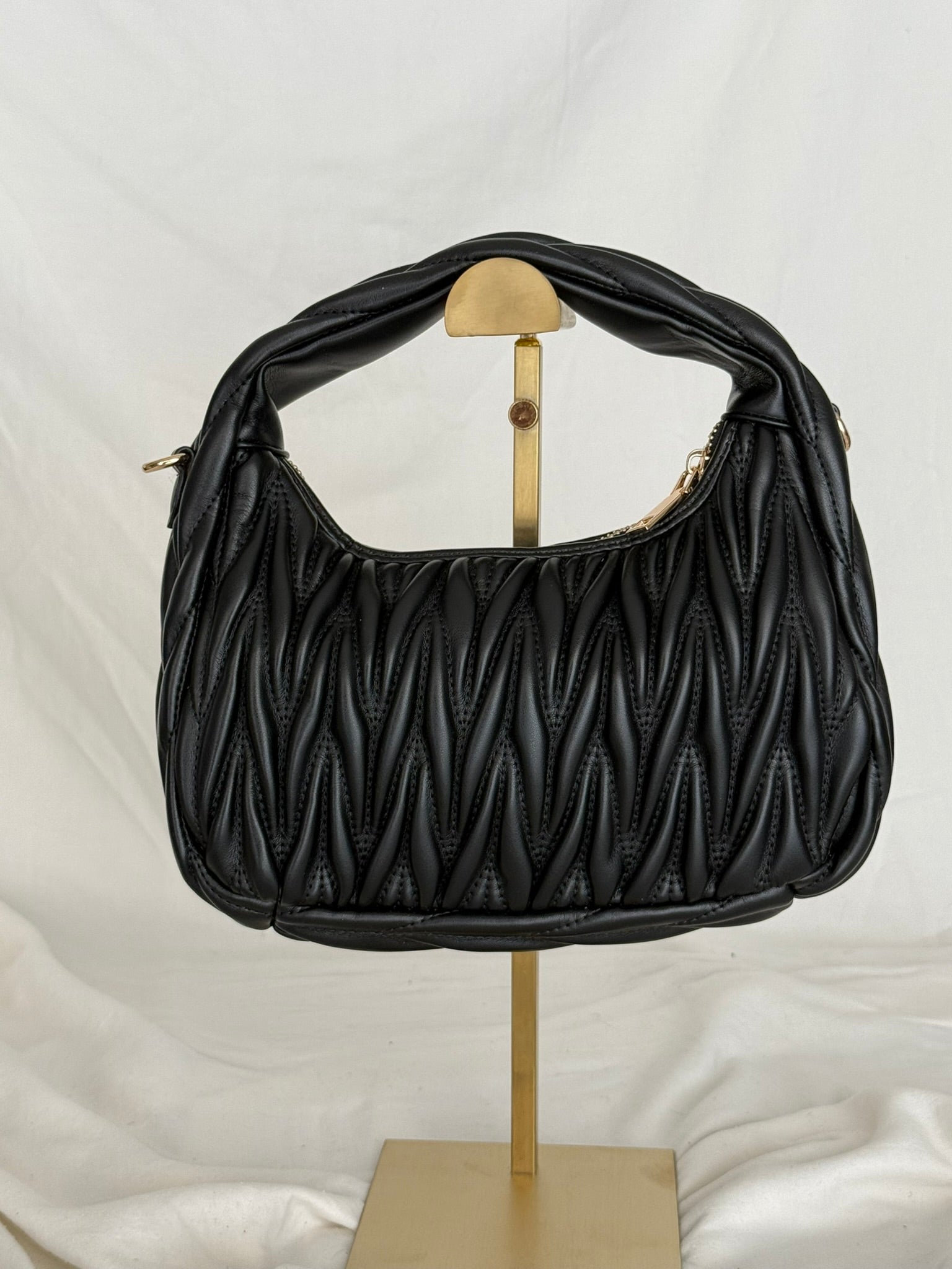 Γυναικεία Μαύρη Shoulder Bag με Ανάγλυφη Πλέξη & Χρυσές Λεπτομέρειες