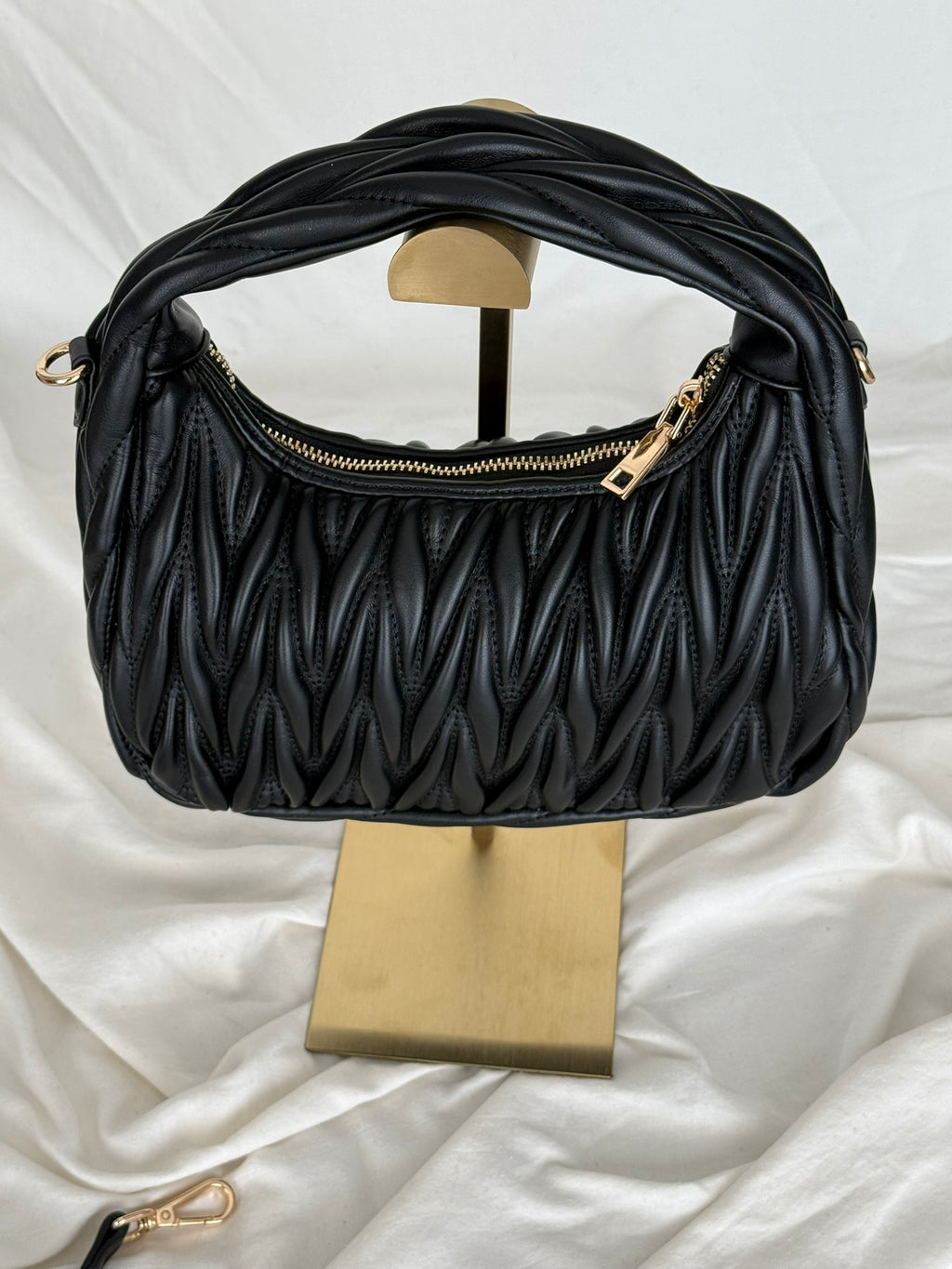 Γυναικεία Μαύρη Shoulder Bag με Ανάγλυφη Πλέξη & Χρυσές Λεπτομέρειες