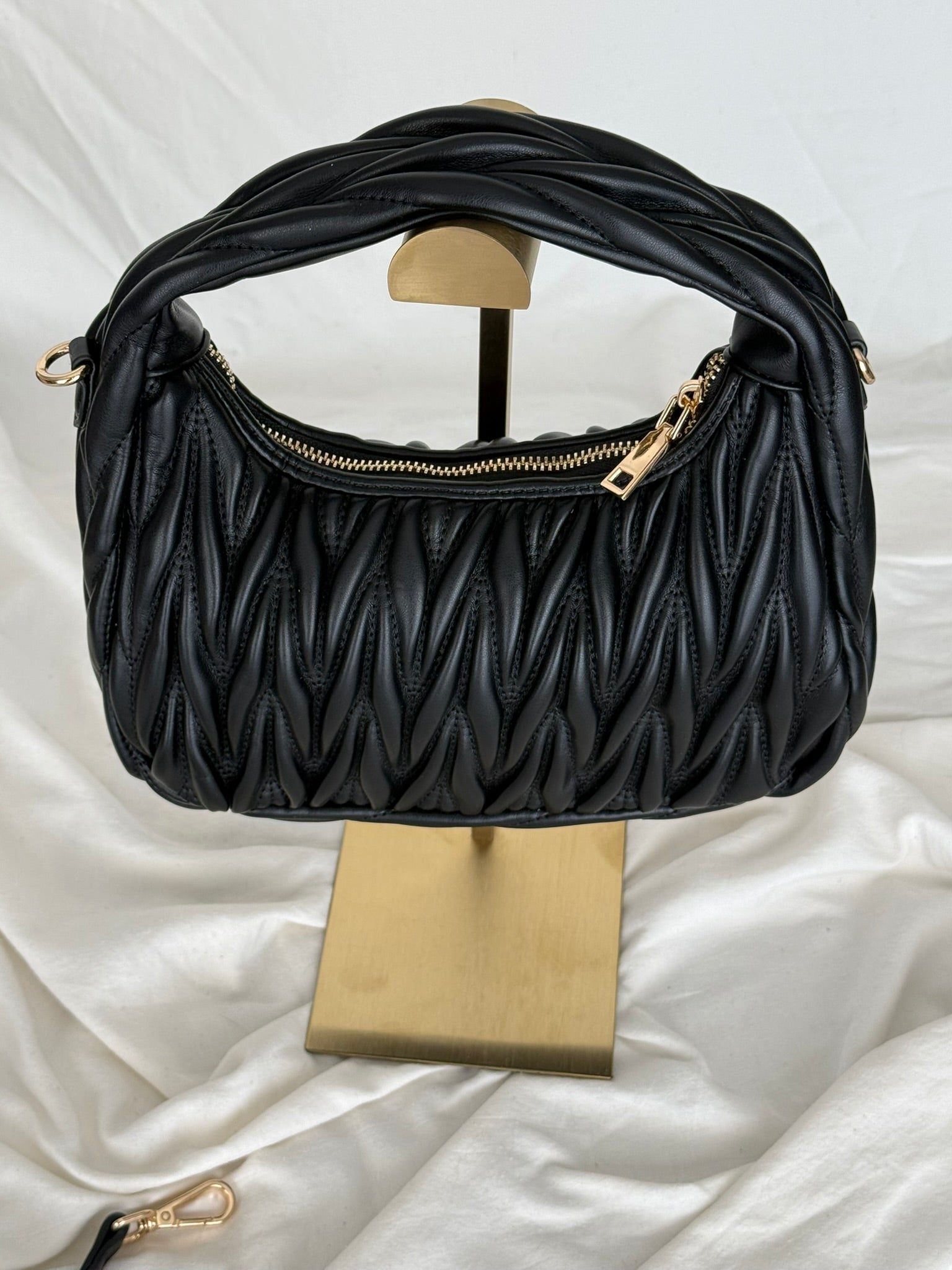 Γυναικεία Μαύρη Shoulder Bag με Ανάγλυφη Πλέξη & Χρυσές Λεπτομέρειες