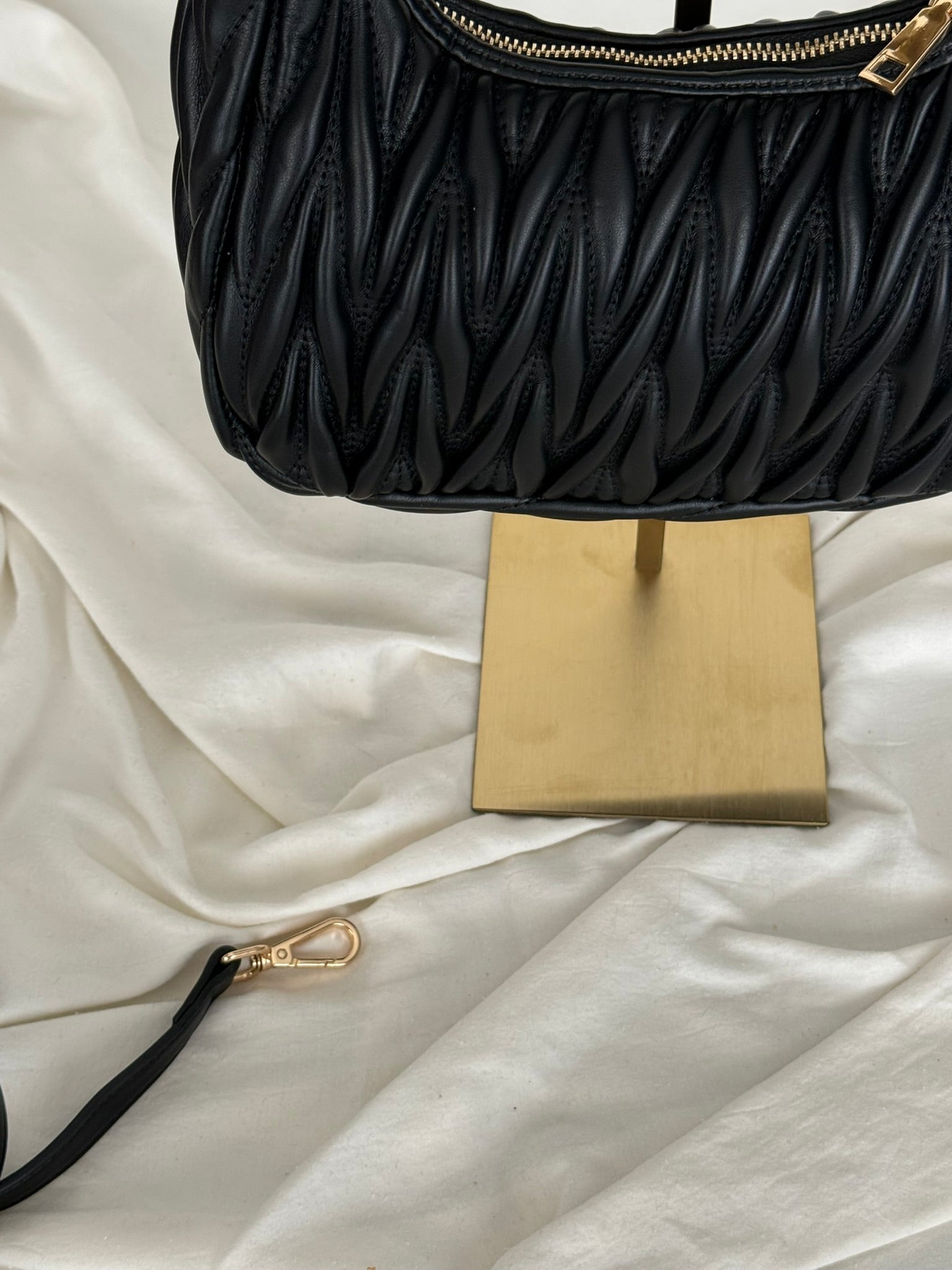 Γυναικεία Μαύρη Shoulder Bag με Ανάγλυφη Πλέξη & Χρυσές Λεπτομέρειες