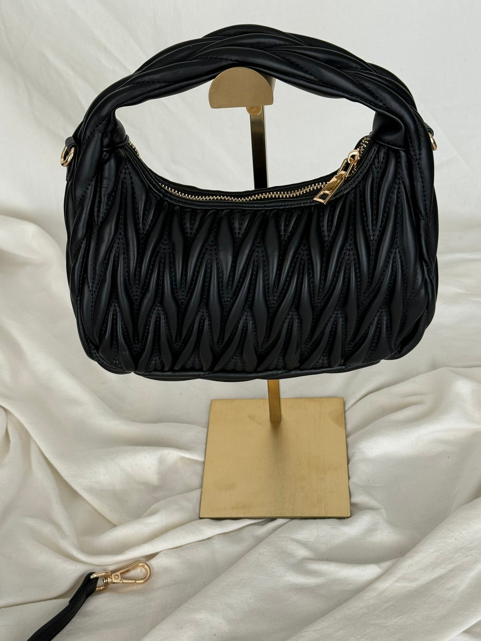 Γυναικεία Μαύρη Shoulder Bag με Ανάγλυφη Πλέξη & Χρυσές Λεπτομέρειες