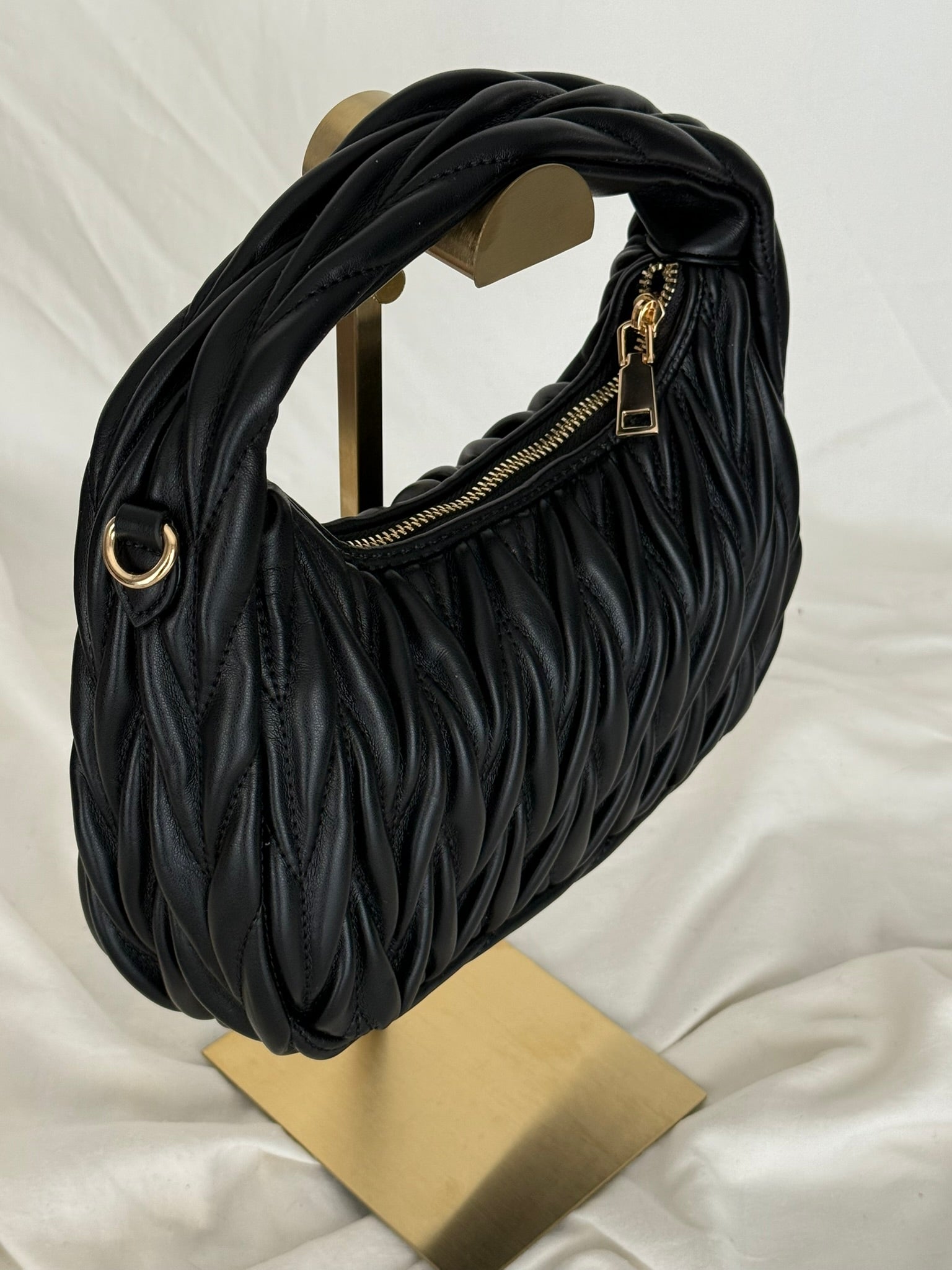 Γυναικεία Μαύρη Shoulder Bag με Ανάγλυφη Πλέξη & Χρυσές Λεπτομέρειες