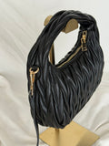 Γυναικεία Μαύρη Shoulder Bag με Ανάγλυφη Πλέξη & Χρυσές Λεπτομέρειες