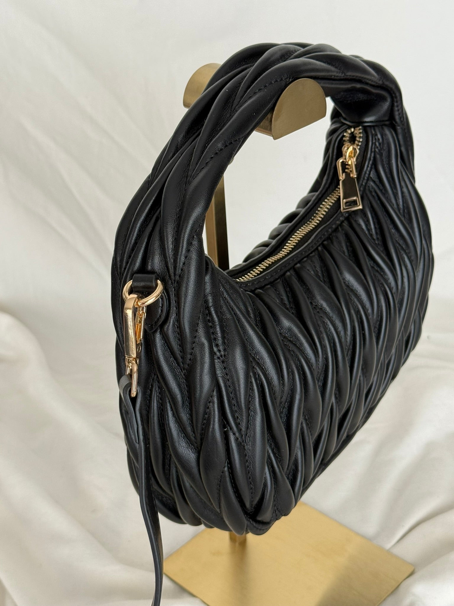 Γυναικεία Μαύρη Shoulder Bag με Ανάγλυφη Πλέξη & Χρυσές Λεπτομέρειες