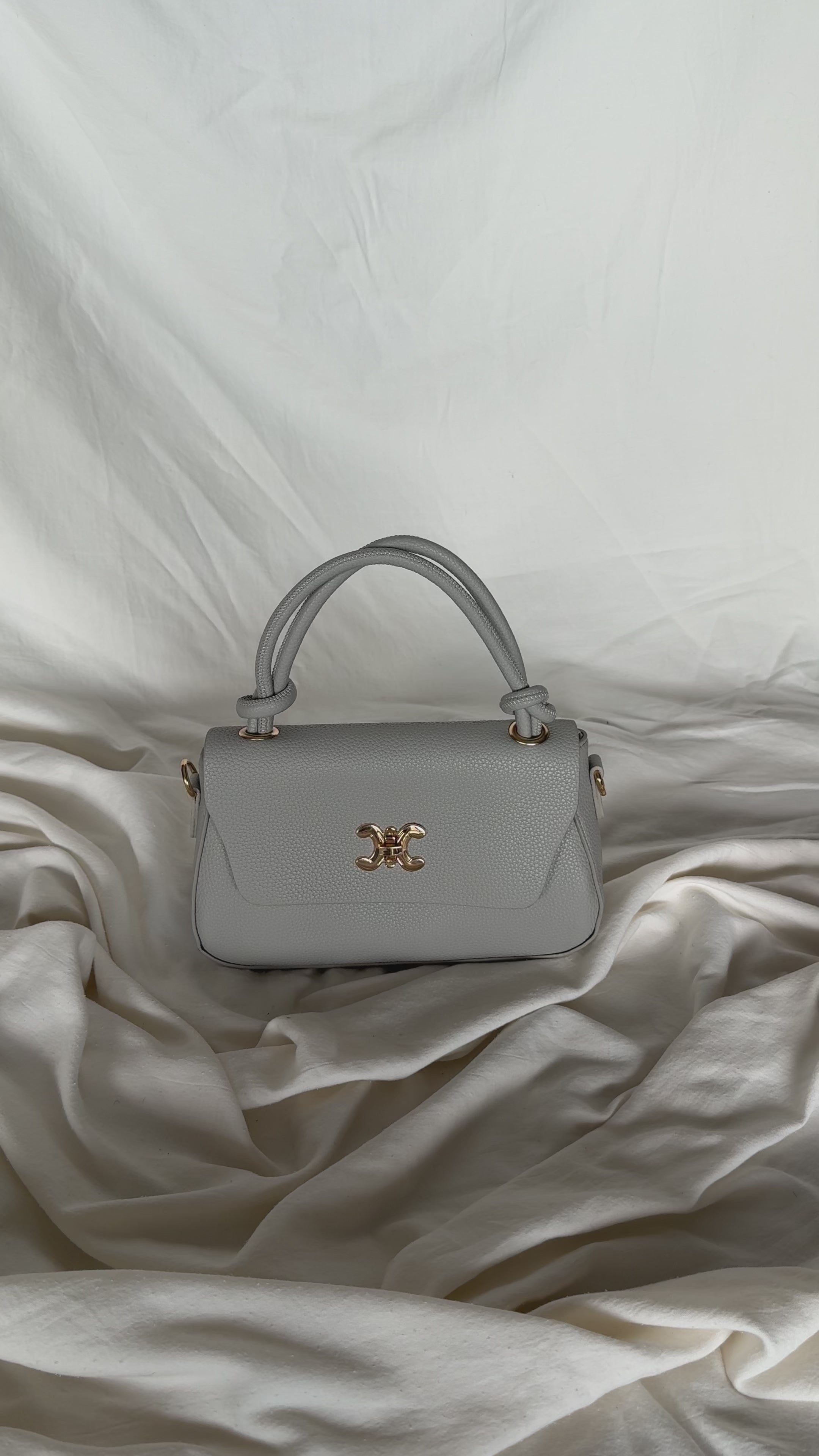 Κομψό γκρί τσαντάκι χειρός με επιπλέον λουρί για να φοριέται και χιαστί